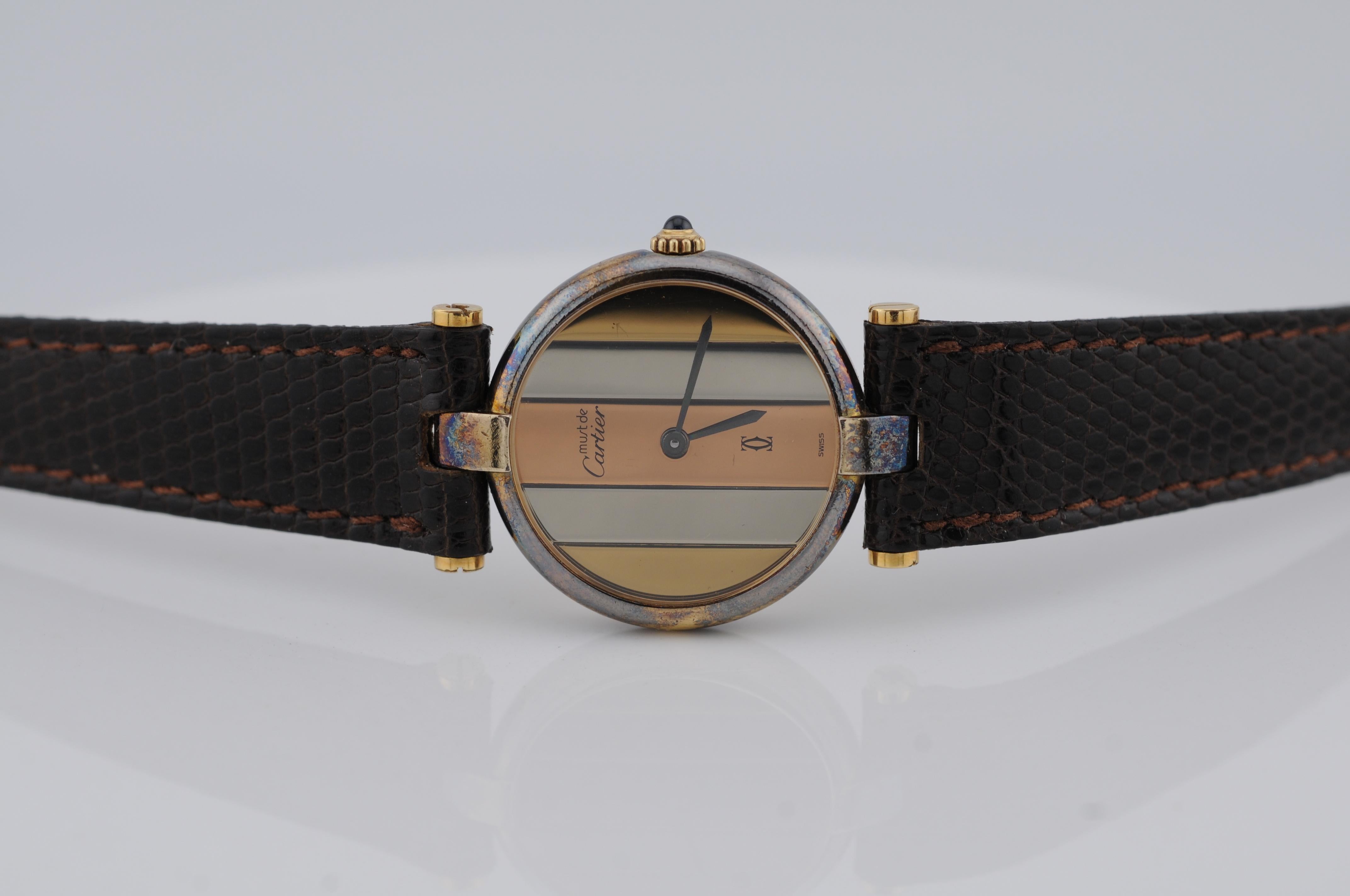 Elegante orologio Cartier Must Trinity al quarzo con cassa rotonda argent (argento) da 21 mm e quadrante tricolore. Un design classico che incarna lo stile senza tempo di Cartier. Senza scatola e documenti. Per le spedizioni negli Stati Uniti, il
