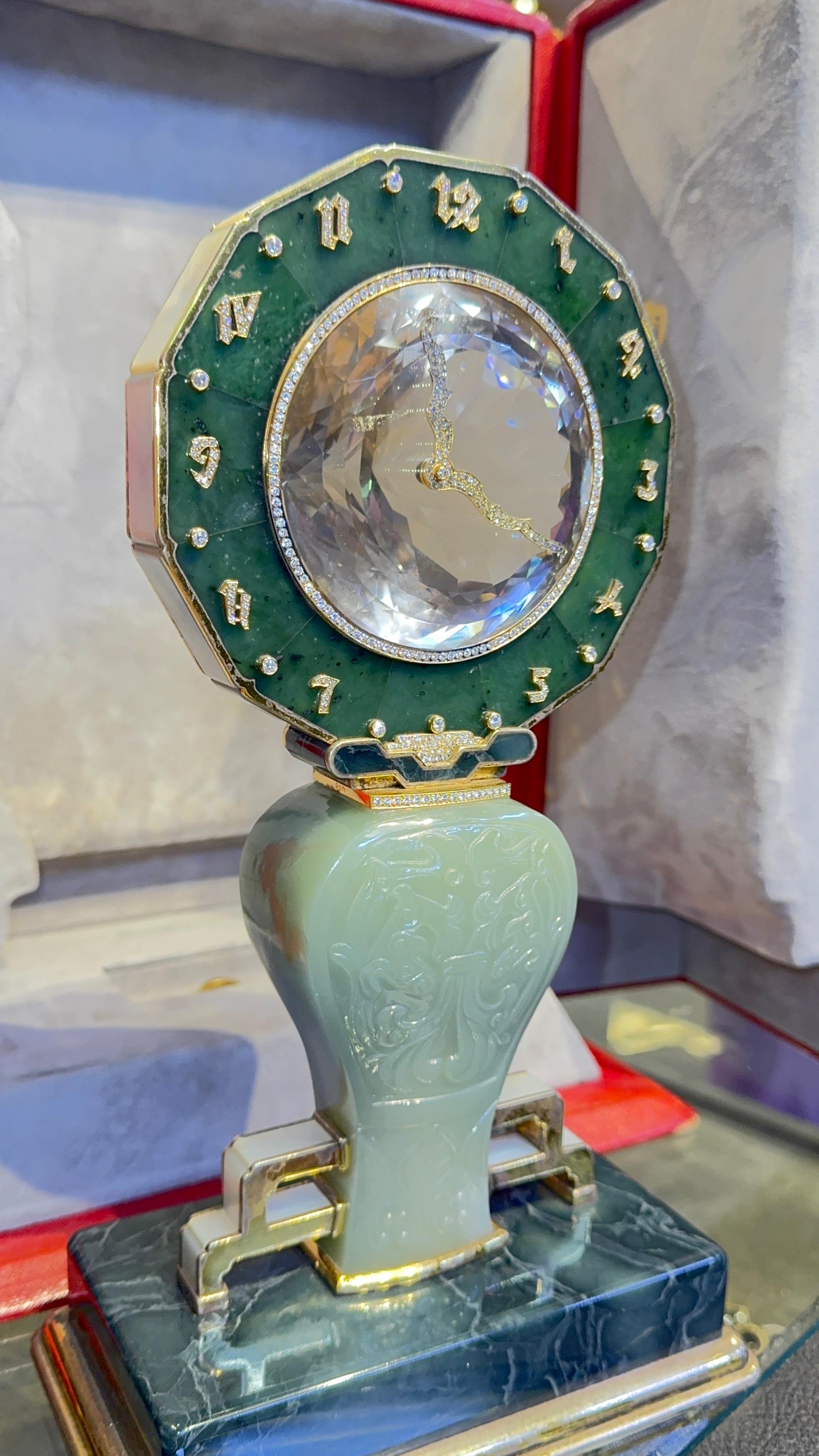 Horloge mystérieuse Cartier

Cette magnifique horloge présente un cadran circulaire en cristal de roche facetté, encadré par une lunette ornée de diamants taillés en brillant. Ses aiguilles en forme de flamme sont serties de diamants, tandis que le