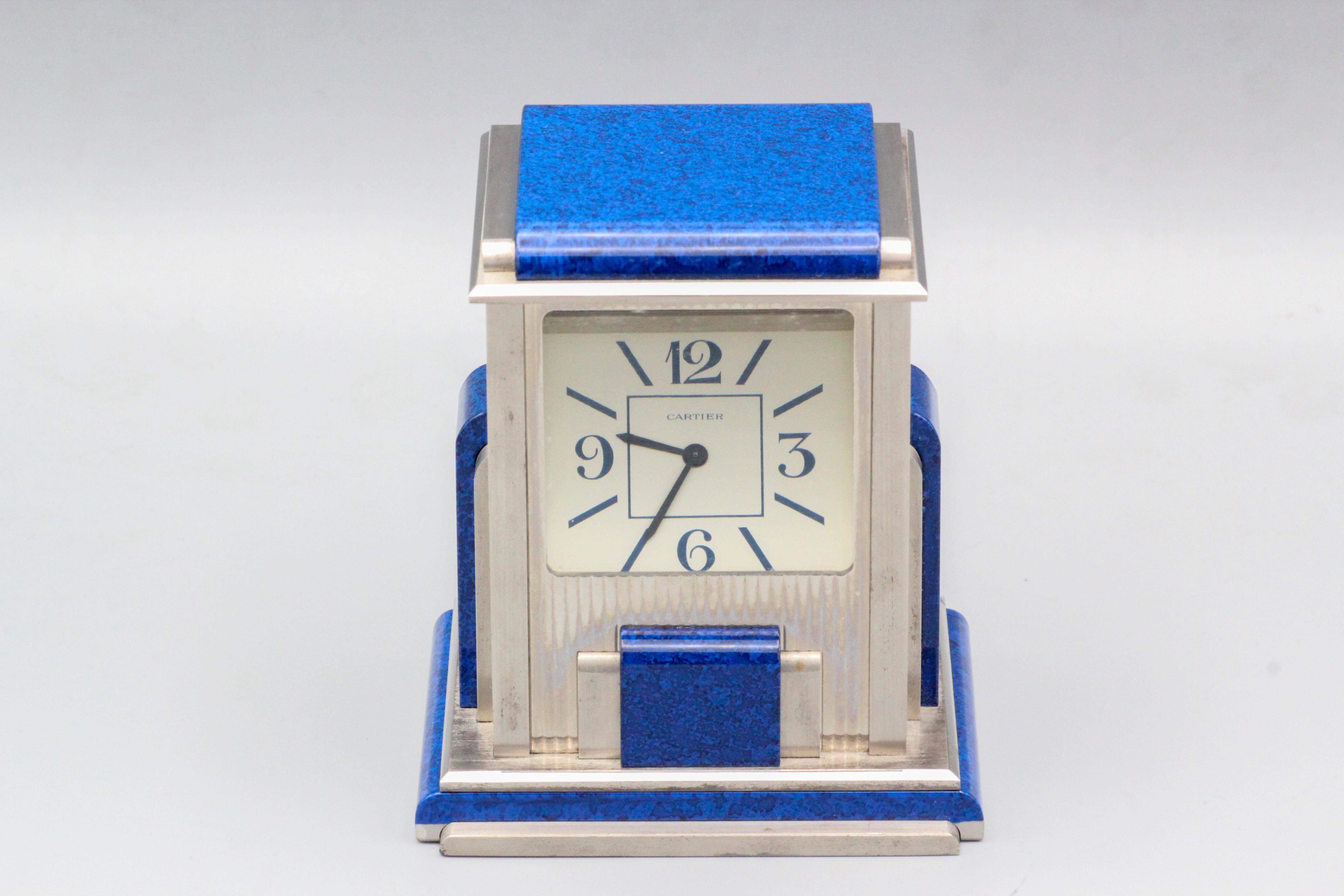 Die Cartier Mystery Prism Desk Clock ist ein Beweis für das Engagement der Marke sowohl für uhrmacherische Spitzenleistungen als auch für künstlerisches Design. Cartier, bekannt für seine luxuriösen Zeitmesser und Schmuckstücke, hat diese Tischuhr