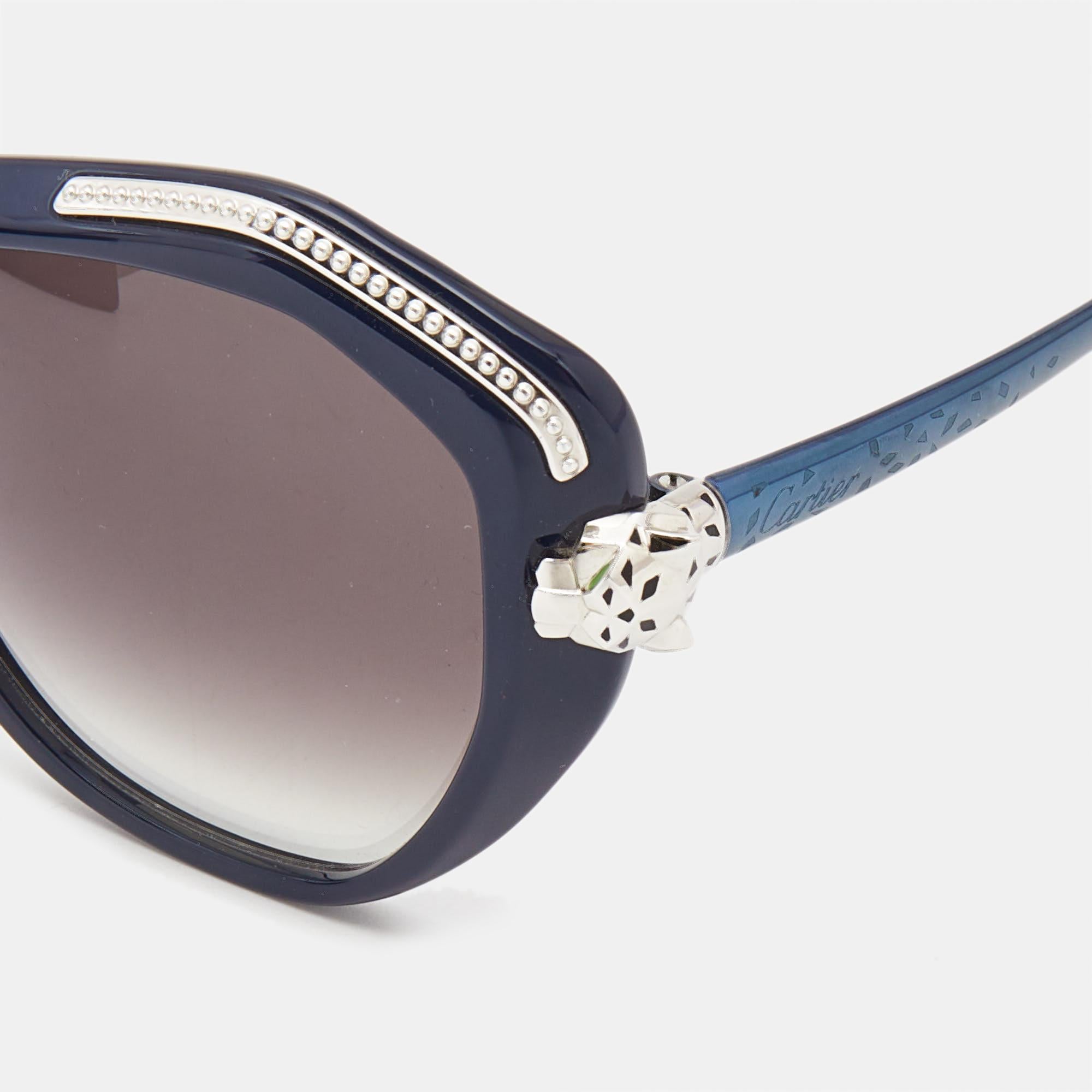 Wir sehen die Details dieser exquisiten Designer-Sonnenbrille, die aus edlen Materialien gefertigt ist. Die Sonnenbrille ist luxuriös in der Anmutung und praktisch im Gebrauch.

Enthält: Original Etui