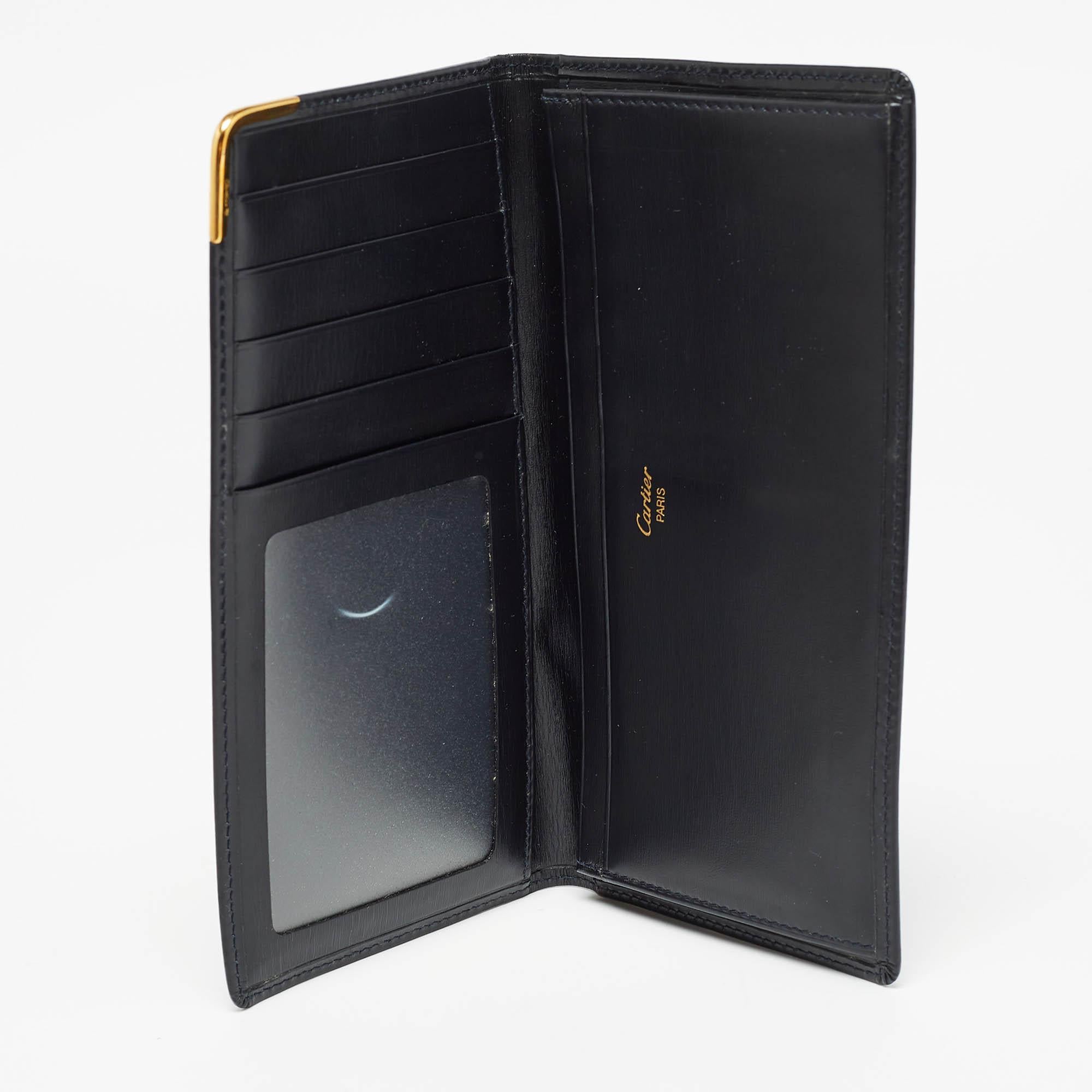 This Cartier wallet is an immaculate balance of sophistication and rational utility. It has been designed using prime quality materials and elevated by a sleek finish. The creation is equipped with ample space for your monetary essentials.
