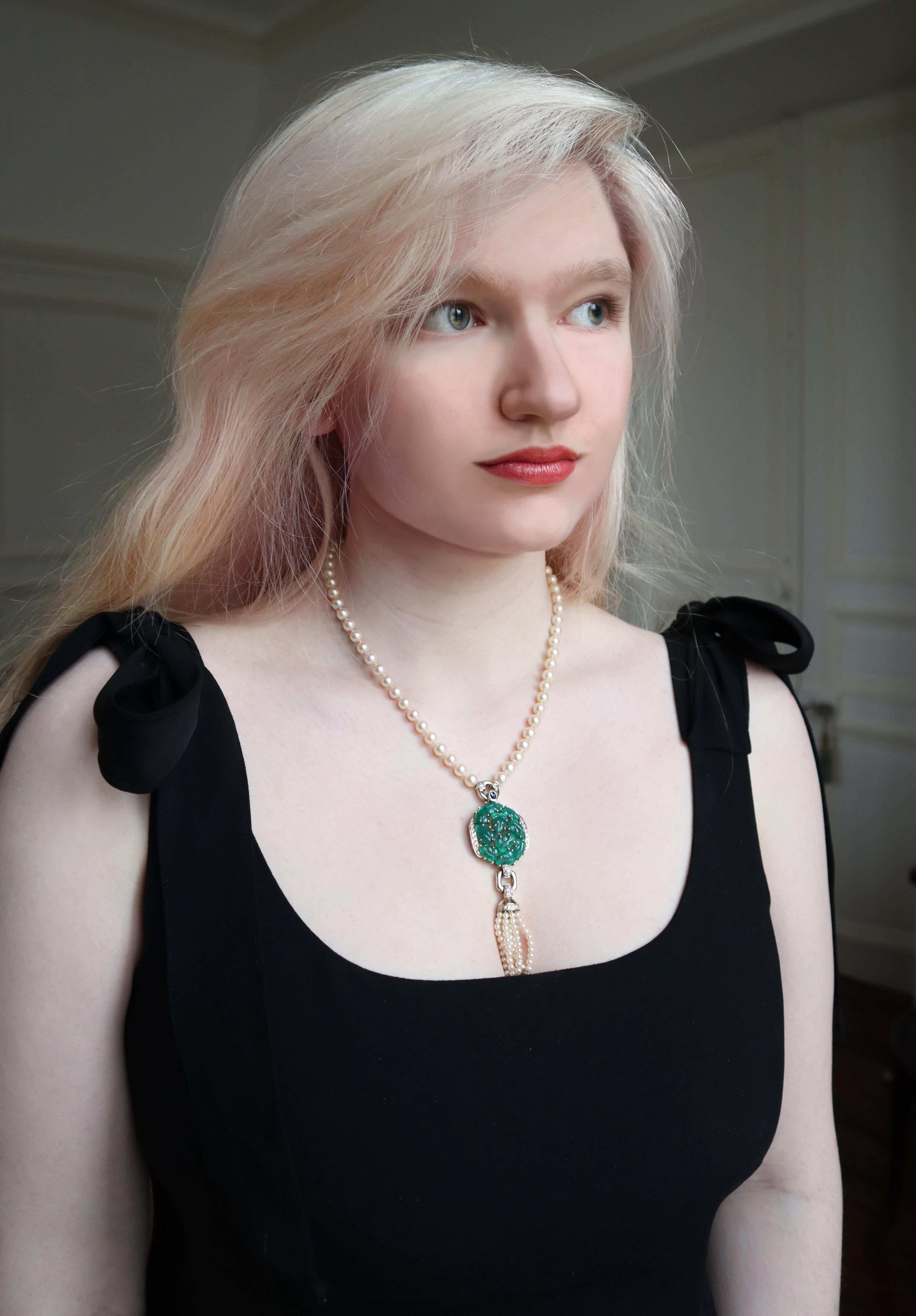 CARTIER Necklace in White Gold 18 kt, Pearls and Chrysoprases
Pearl Necklace retaining a large 18 kt white gold pendant, engraved Chrysoprases in the shape of Leaves, Diamonds, Cabochon Sapphire and ending with a beaded Tassel and Pearls of 18