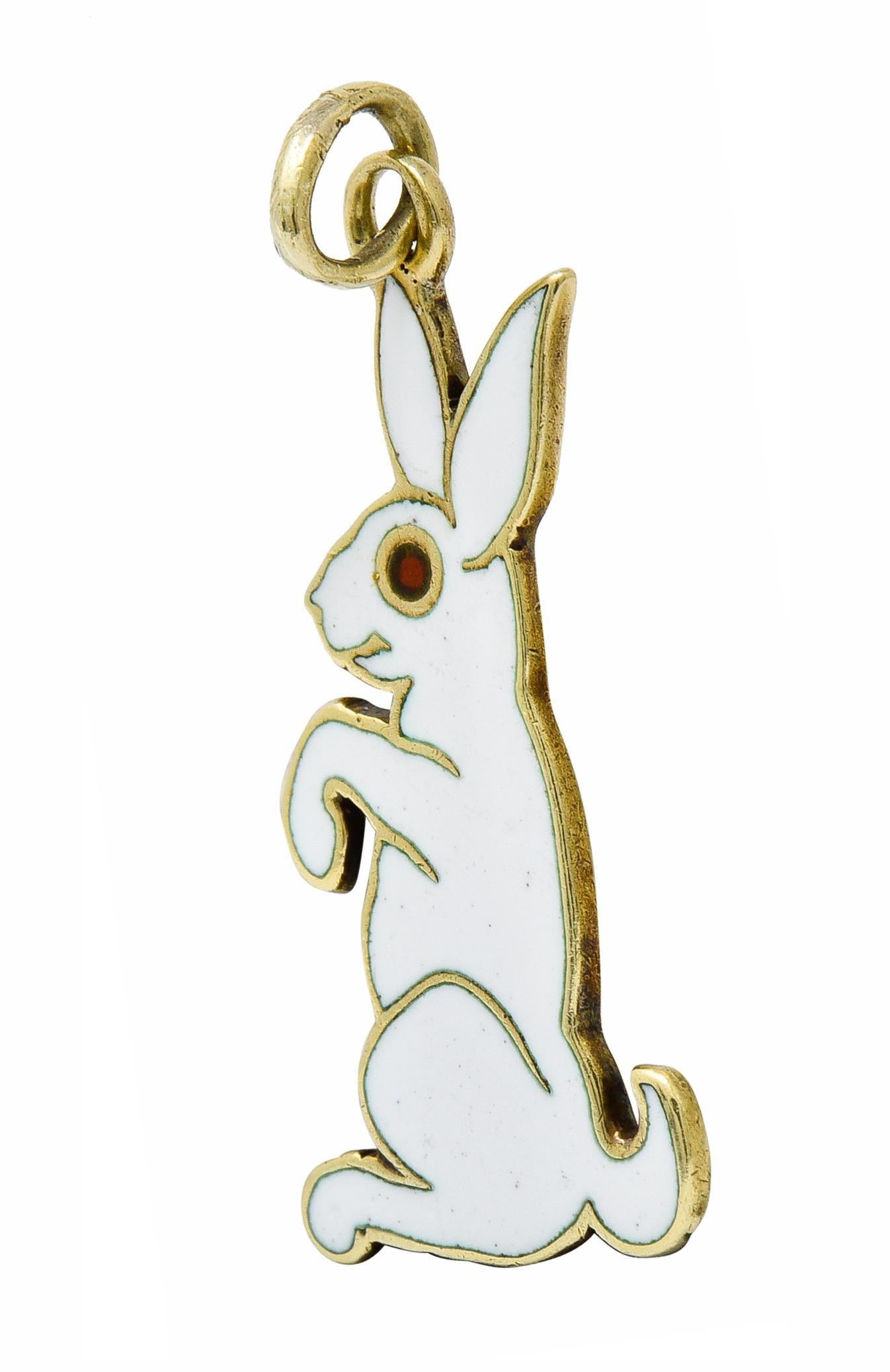 Charme ist als ein kleines weißes Kaninchen mit einem roten Auge gestaltet

Glänzend mit Emaille mit minimalem Verlust

Geprüft als 14 Karat Gold

Nummeriert und signiert Cartier NY

Etwa: 1930er Jahre

Maße: 7/16 x 1 Zoll

Gesamtgewicht: 1,1