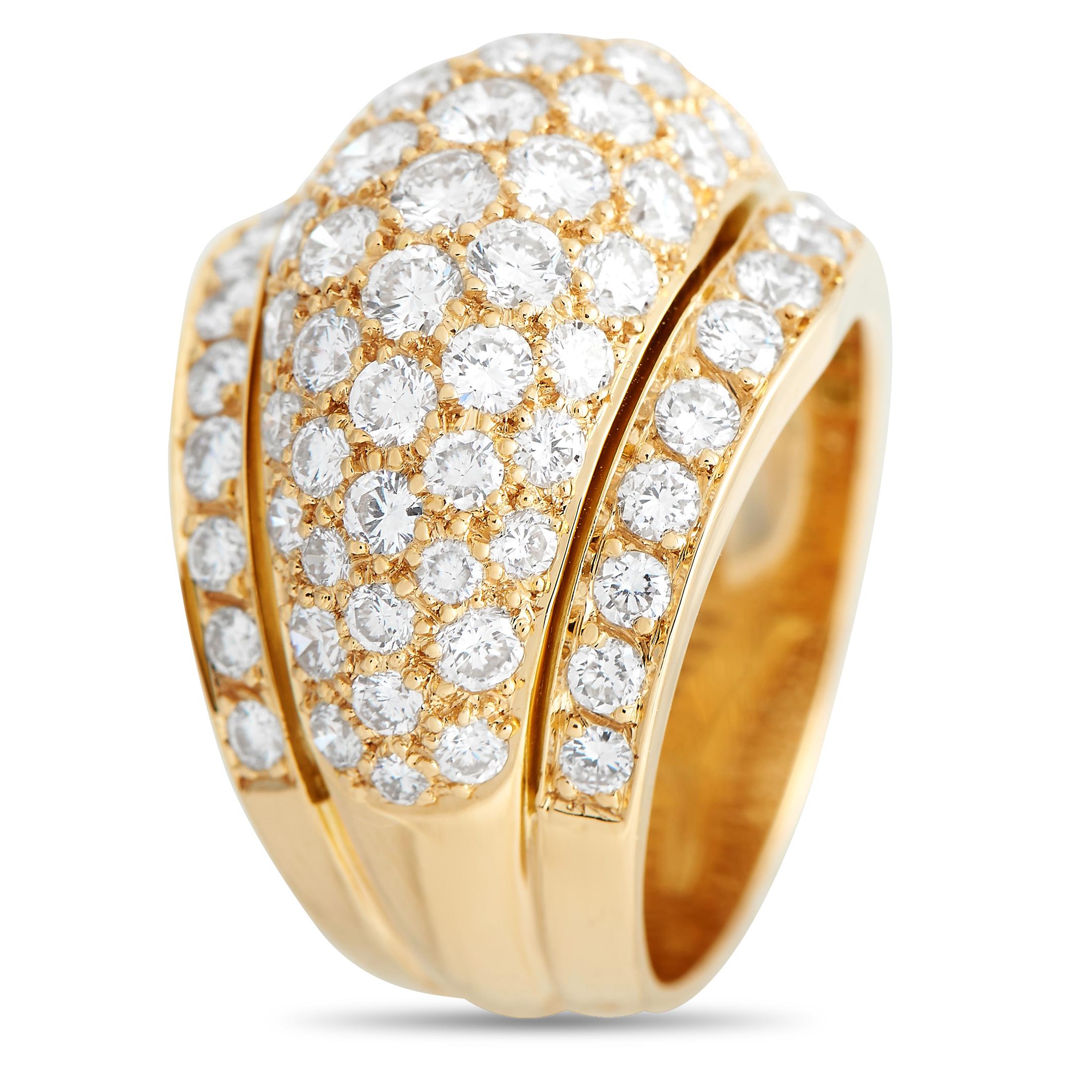 Here is an extremely appealing statement ring in luxurious yellow gold, shaped like a bomb but dressed with glitter. The 8mm thick tiered band has a wide, curving top covered with pavé-set diamonds. This ring with an impressive finger presence has