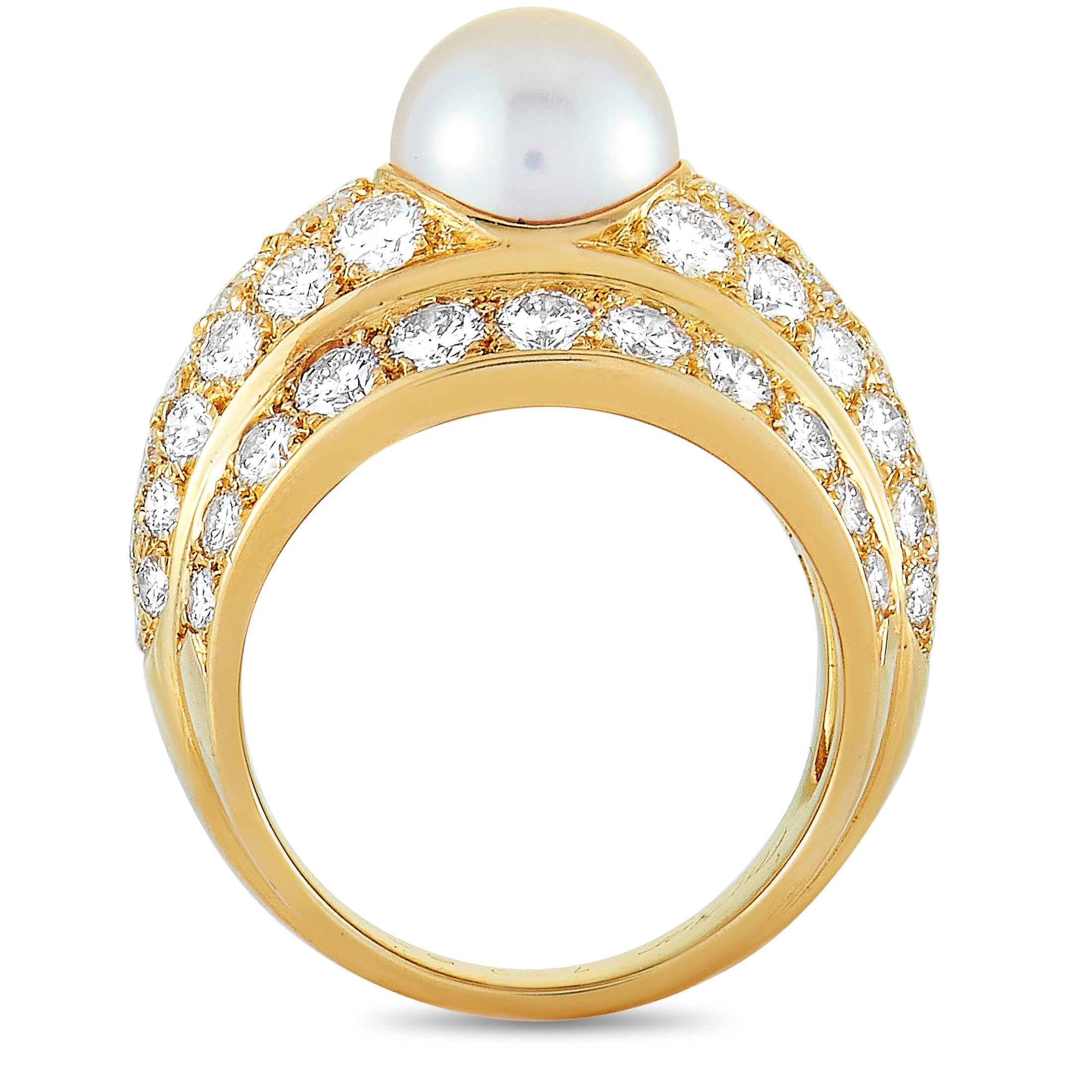 The Cartier “Nigeria” ring is crafted from 18K yellow gold and embellished with diamonds and a pearl. The diamonds amount to approximately 2.00 carats and feature grade E color and VVS clarity. The ring weighs 11.7 grams, boasting band thickness of
