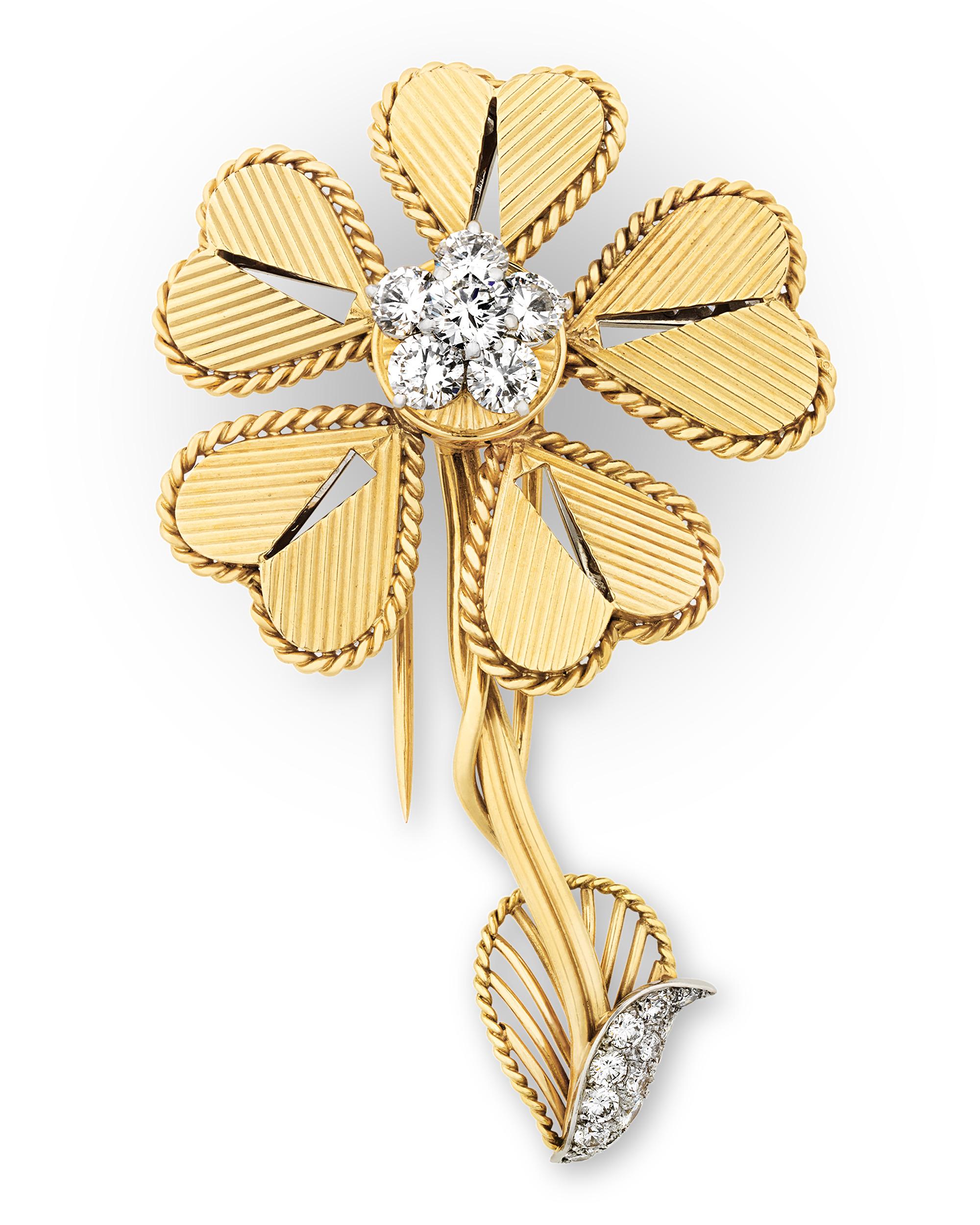 Questa spilla retrò, che emana la decadenza di un'epoca passata, proviene dal famoso gioielliere francese Cartier. Convertibili nella forma, i petali ruotano per trasformarsi da oro a diamanti incrostati, permettendo a chi li indossa di passare