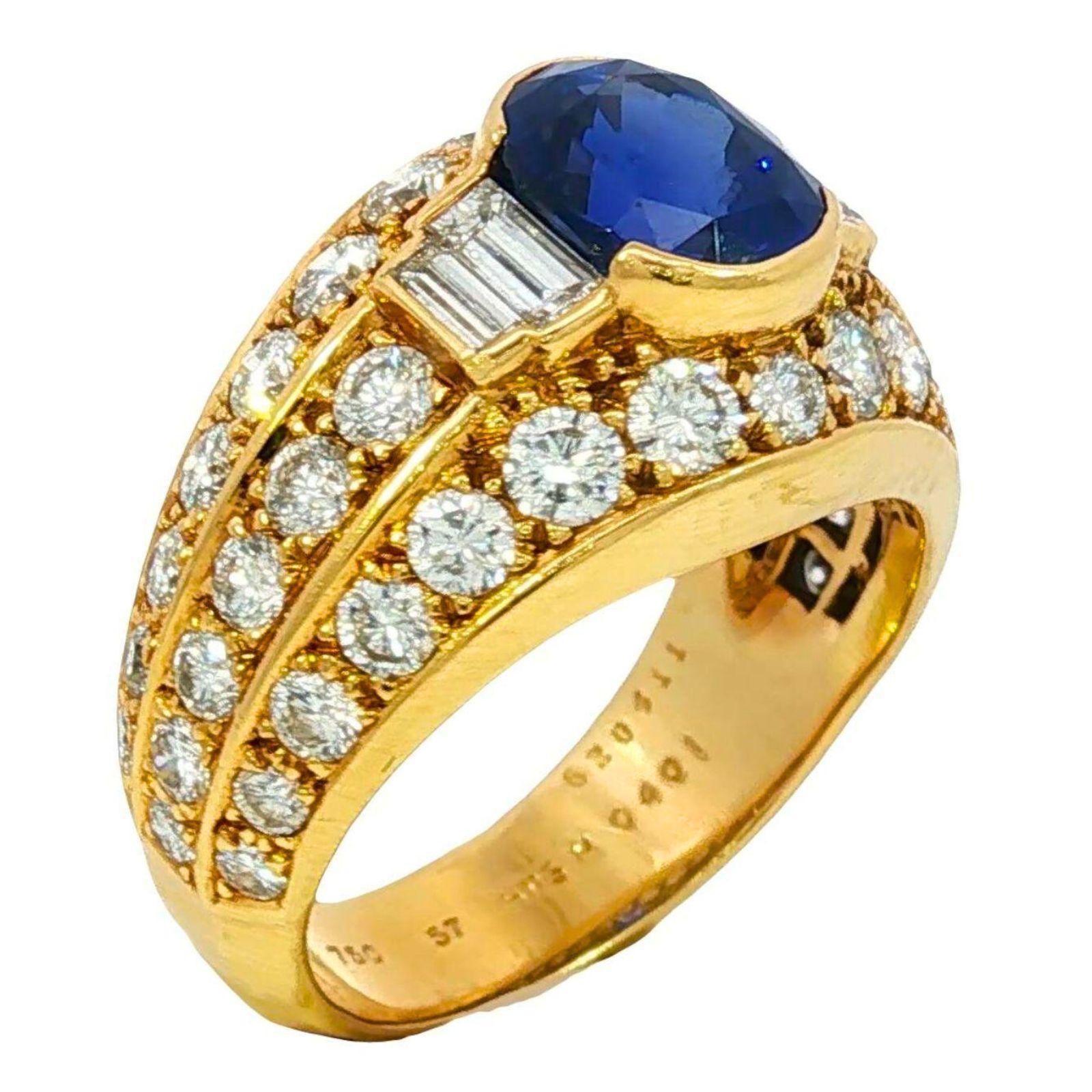 Cartier No Heat Anello con zaffiro e diamante blu reale in oro giallo 18 carati ~5.71ctw

Realizzato in oro giallo 18 carati, questo anello a cupola di Cartier è incentrato su uno zaffiro blu dal taglio ovale di circa 2,71 carati, la cui tonalità