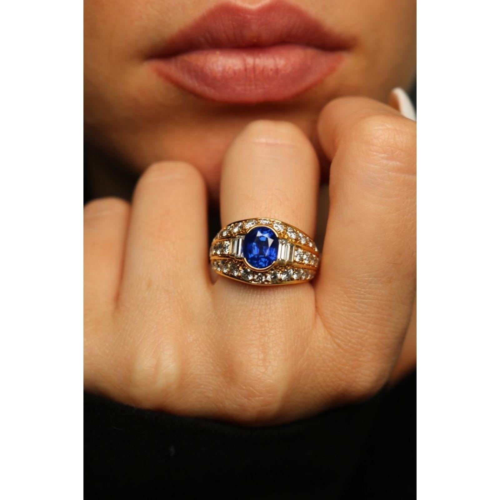 Taglio ovale Cartier No Heat Anello con zaffiro e diamante blu reale in oro giallo 18 carati ~5.71ctw in vendita