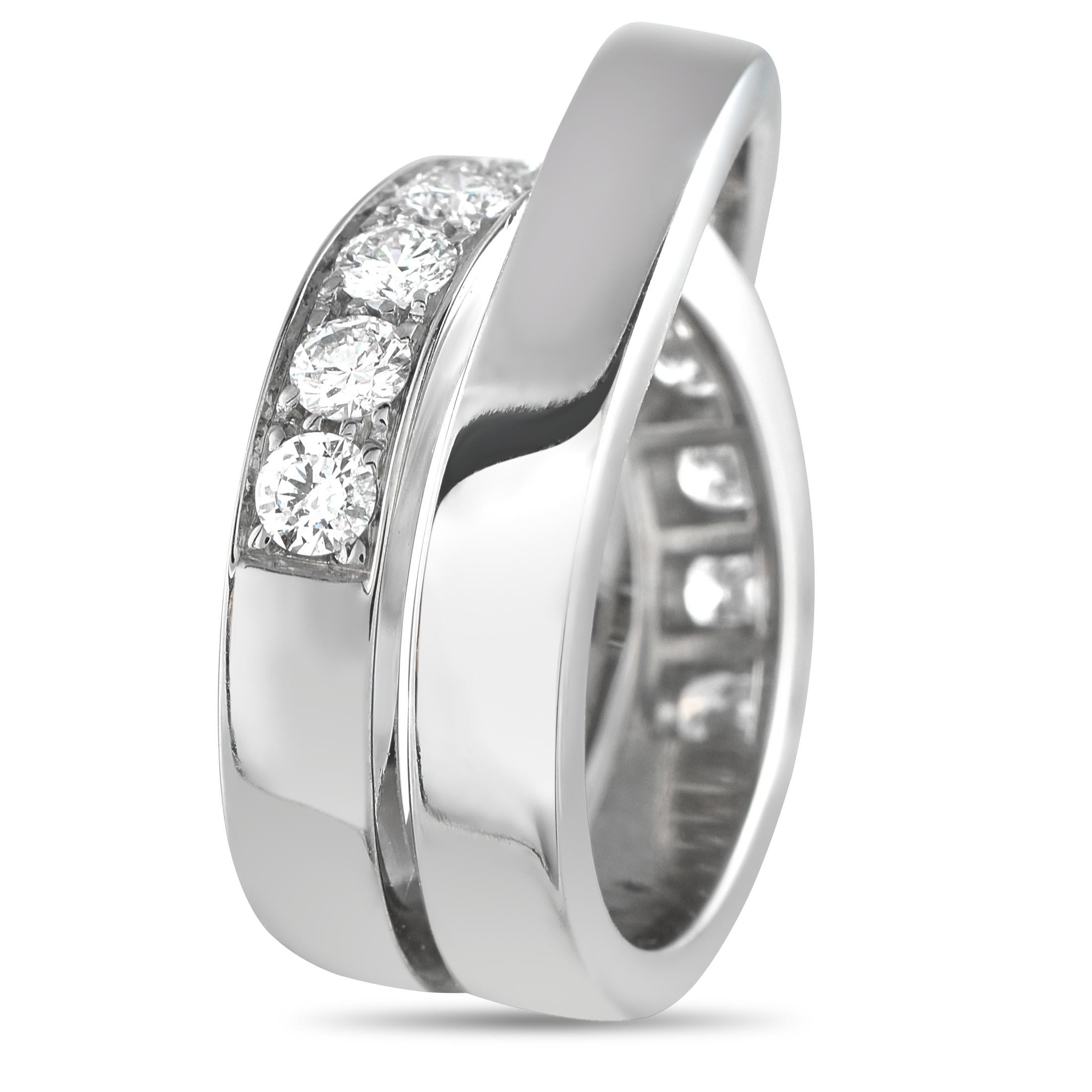 Semplice e sofisticato, questo anello Cartier Nouvelle Vague è di grande effetto. L'elegante incastonatura in oro bianco 18K prende vita grazie al dinamico design a incrocio. I diamanti incastonati, per un totale di 1,20 carati, forniscono la