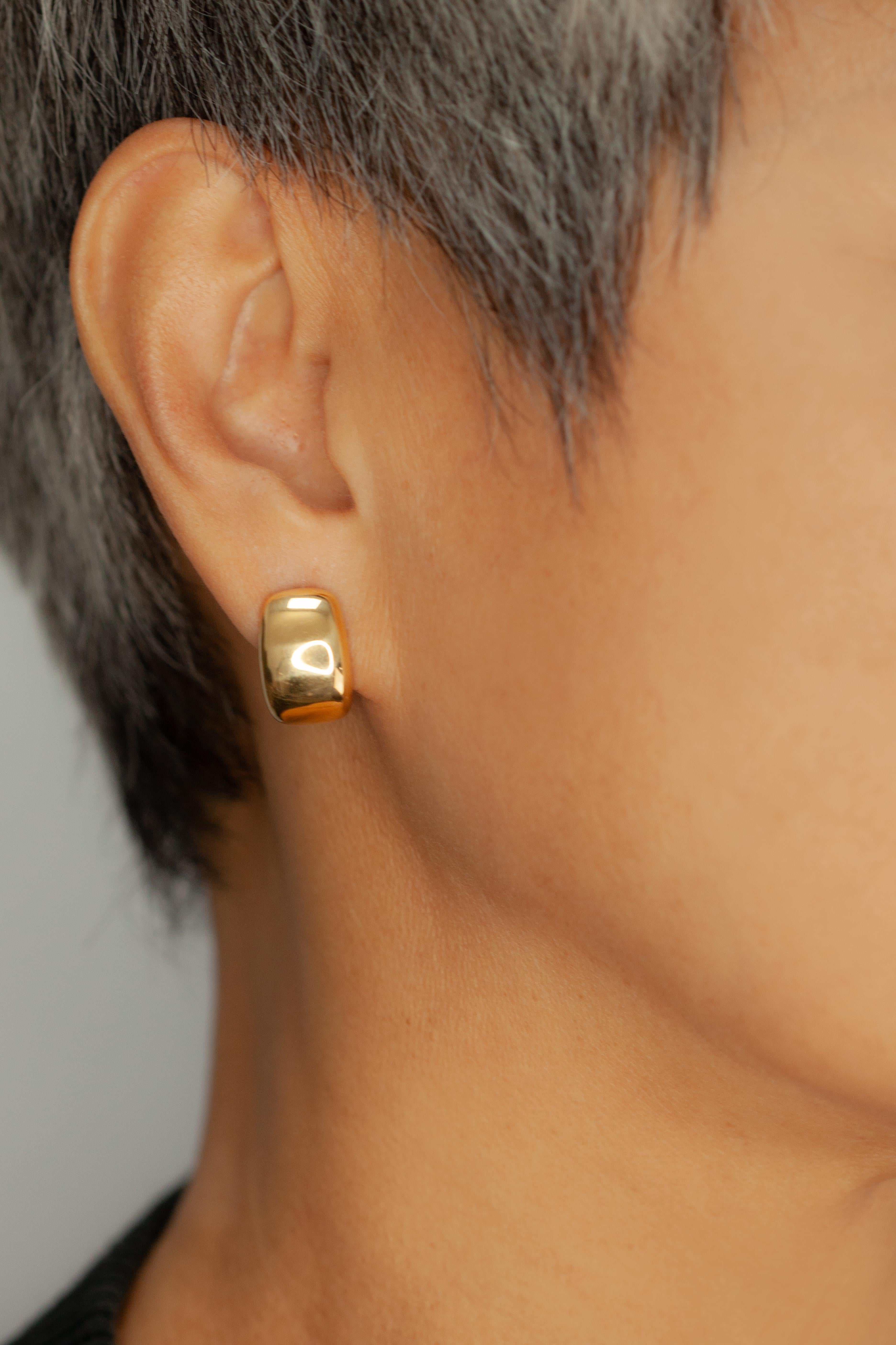 A timeless pair of Cartier Nouvelle Vague earrings crafted in 18K yellow gold, weighing 10.2 grams. Featuring a bold, sculptural form with a high-polish finish, these earrings embody the elegance and sophistication of Cartier’s Nouvelle Vague