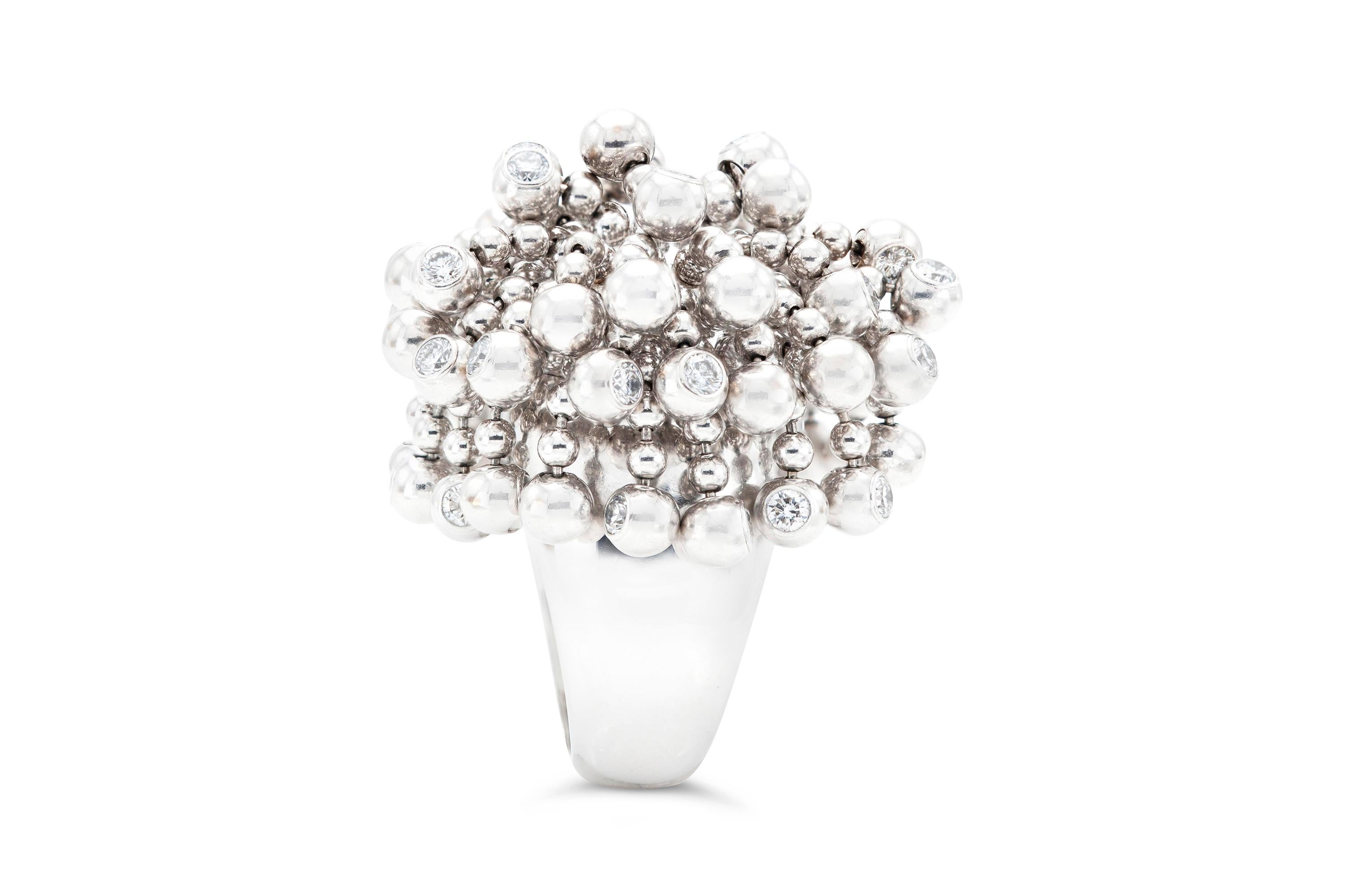 Finement réalisée en or blanc 18k avec des perles pendantes et des diamants ronds de taille brillant pesant approximativement un total de 2,50 carats.
Signé par Cartier
Taille 7