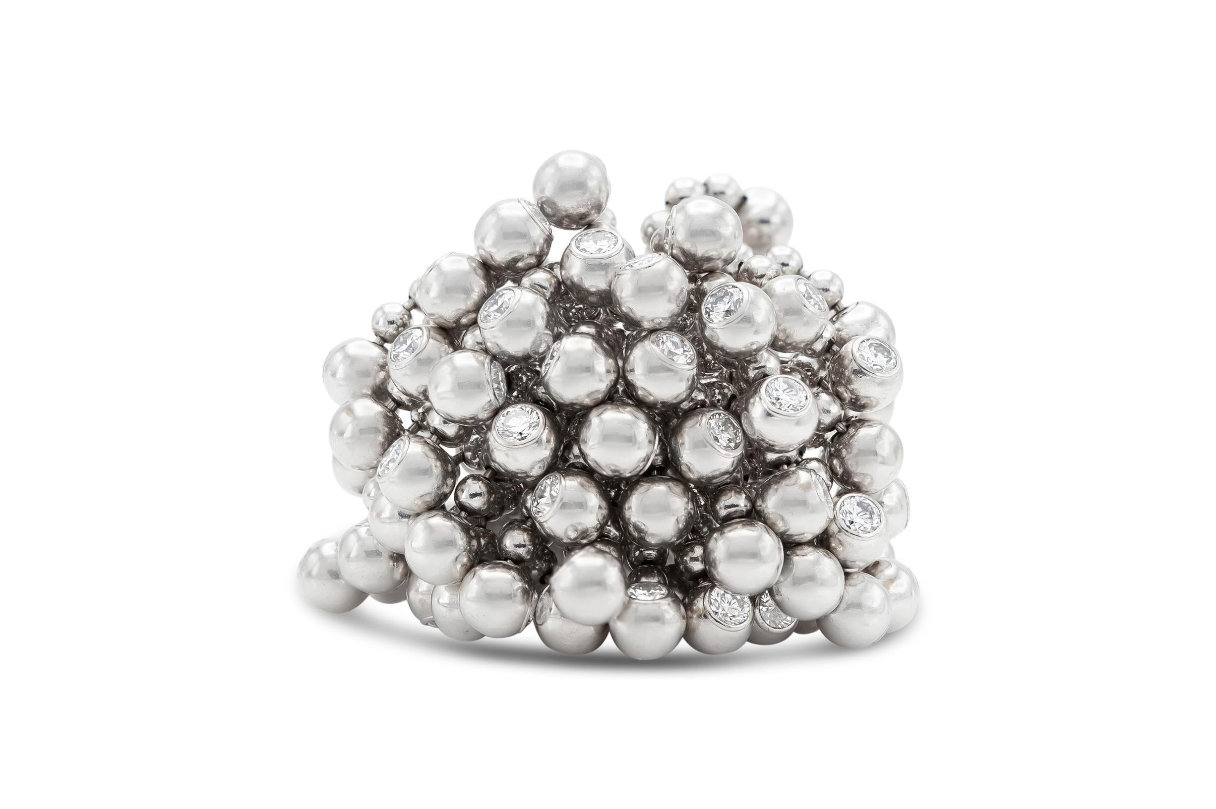 Finemente realizzato in oro bianco 18 carati con perline pendenti e diamanti rotondi taglio Brilliante per un totale di circa 2,50 carati.
Firmato da Cartier
Taglia 54 (US 7)