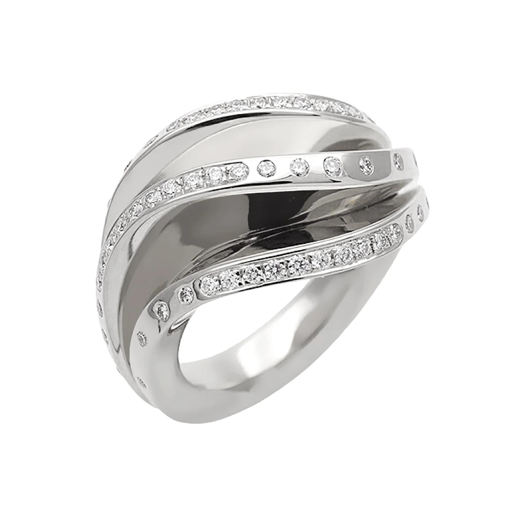 La bague cocktail Cartier Nouvelle Vague Diamant Vague en or blanc 18k est une pièce exquise qui illustre la maîtrise de Cartier en matière de design de haute joaillerie. Cette superbe bague de cocktail associe l'élégance des diamants à la