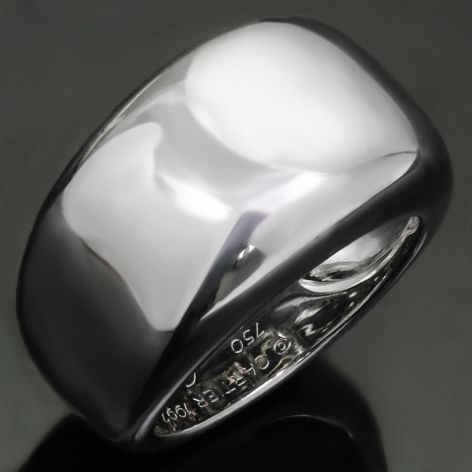 Cette bague classique de Cartier, issue de la collection Nouvelle Vague, présente un large anneau en or blanc 18 carats. Fabriquées en France en 1997. Dimensions : 0,55