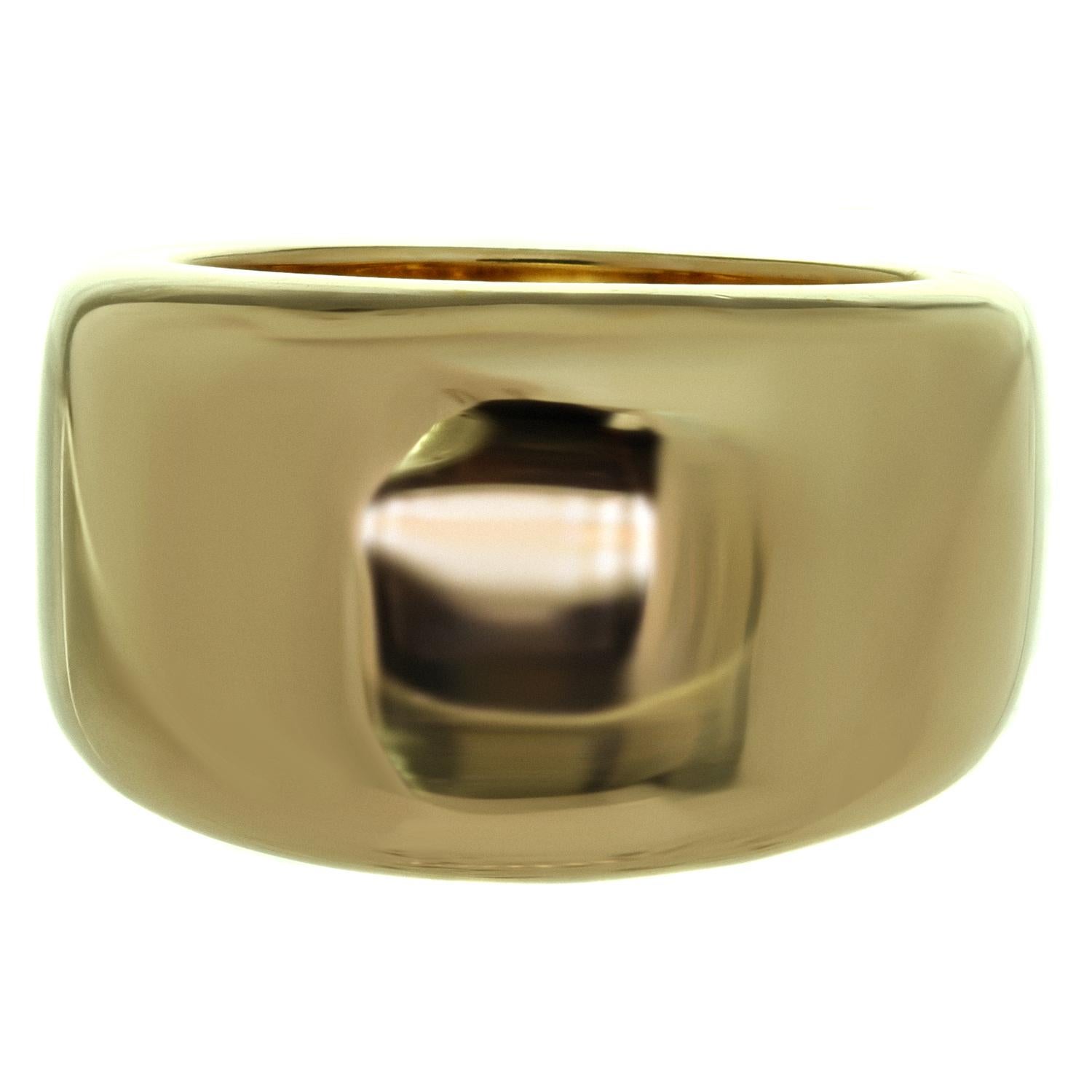 Cette bague classique Cartier de la Nouvelle Vague présente un large anneau lisse en or jaune 18 carats. Fabriquées en France en 1997. Mesures : Largeur de 13 mm (0.51