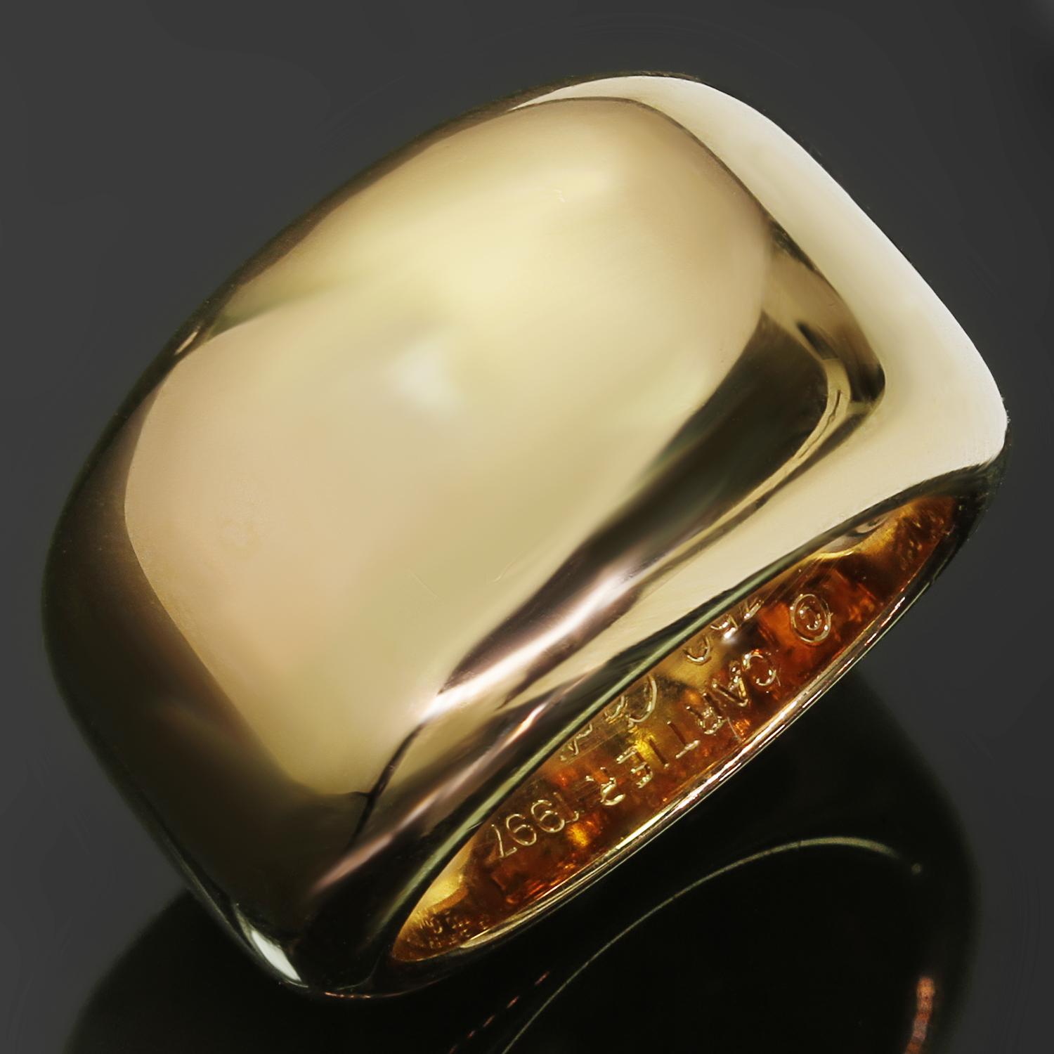 Dieser klassische Ring von Cartier aus der Nouvelle Vague zeichnet sich durch ein breites Band aus, das aus 18 Karat Gelbgold gefertigt ist. Hergestellt in Frankreich um 1997. Abmessungen: 0,51