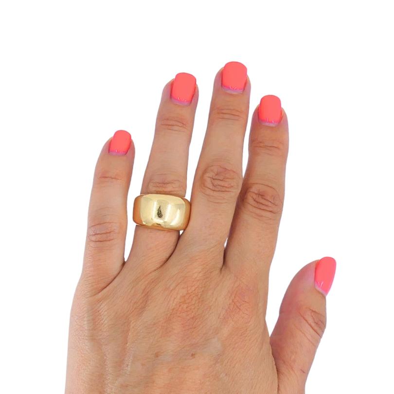 Cartier Nouvelle Vague Dome Ring crafted in 18k yellow gold, this piece epitomizes elegance from one of the world’s most renowned maisons. The ring features a distinctive, sculptural dome silhouette with fluid contours and polished surface that