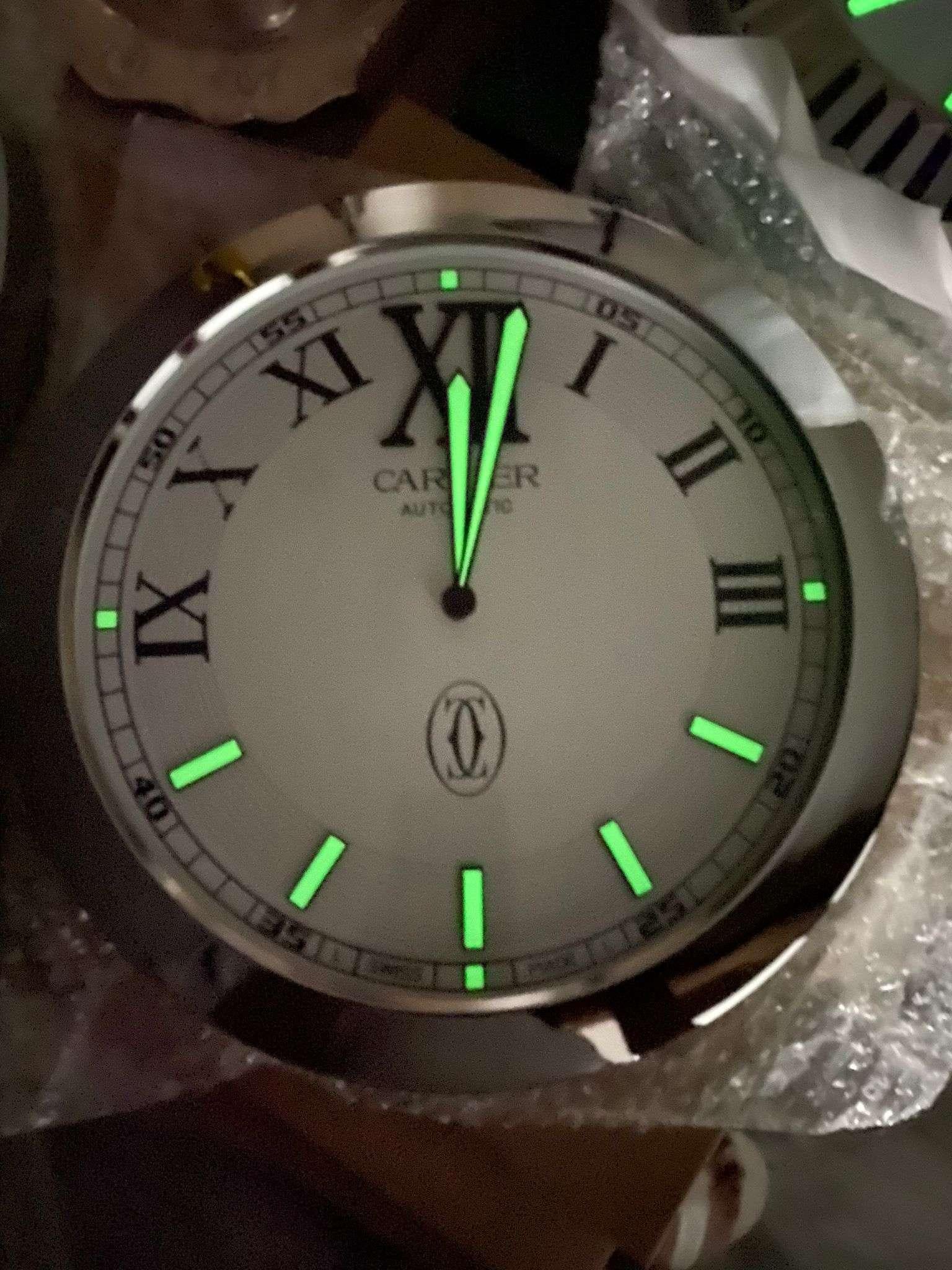 Cartier Offiziell zertifiziert Silber Chrom Wanduhr. Mit leuchtenden Zeigern, geschwungenen Zeigern.
Kostenloser internationaler Versand.