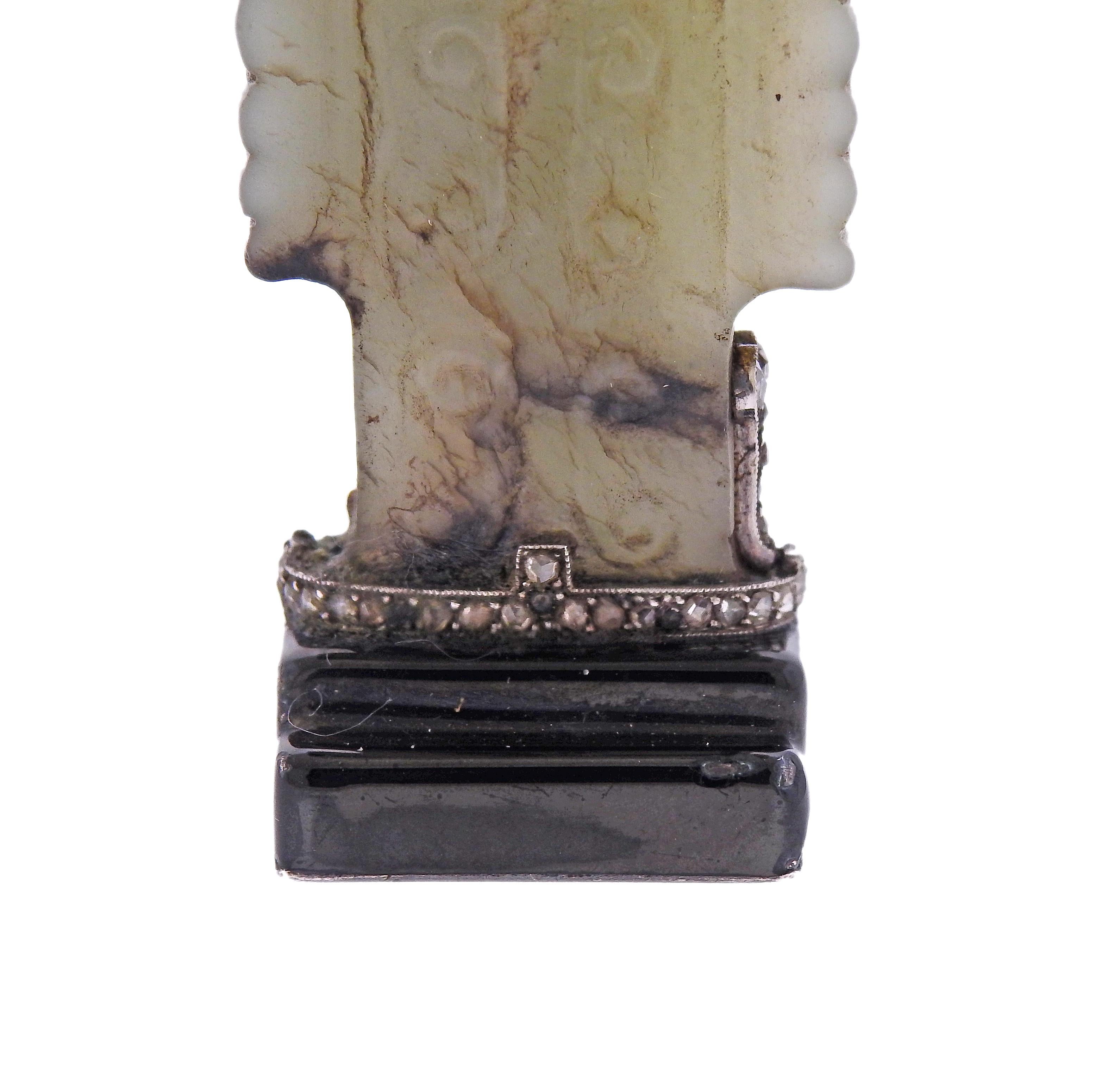 Sceau de cire Art déco de Cartier avec figurine de dragon en jade sculpté, unique en son genre. Orné de cabochons de rubis et de diamants taillés en rose. La taille totale de la figurine est de 3 3/8