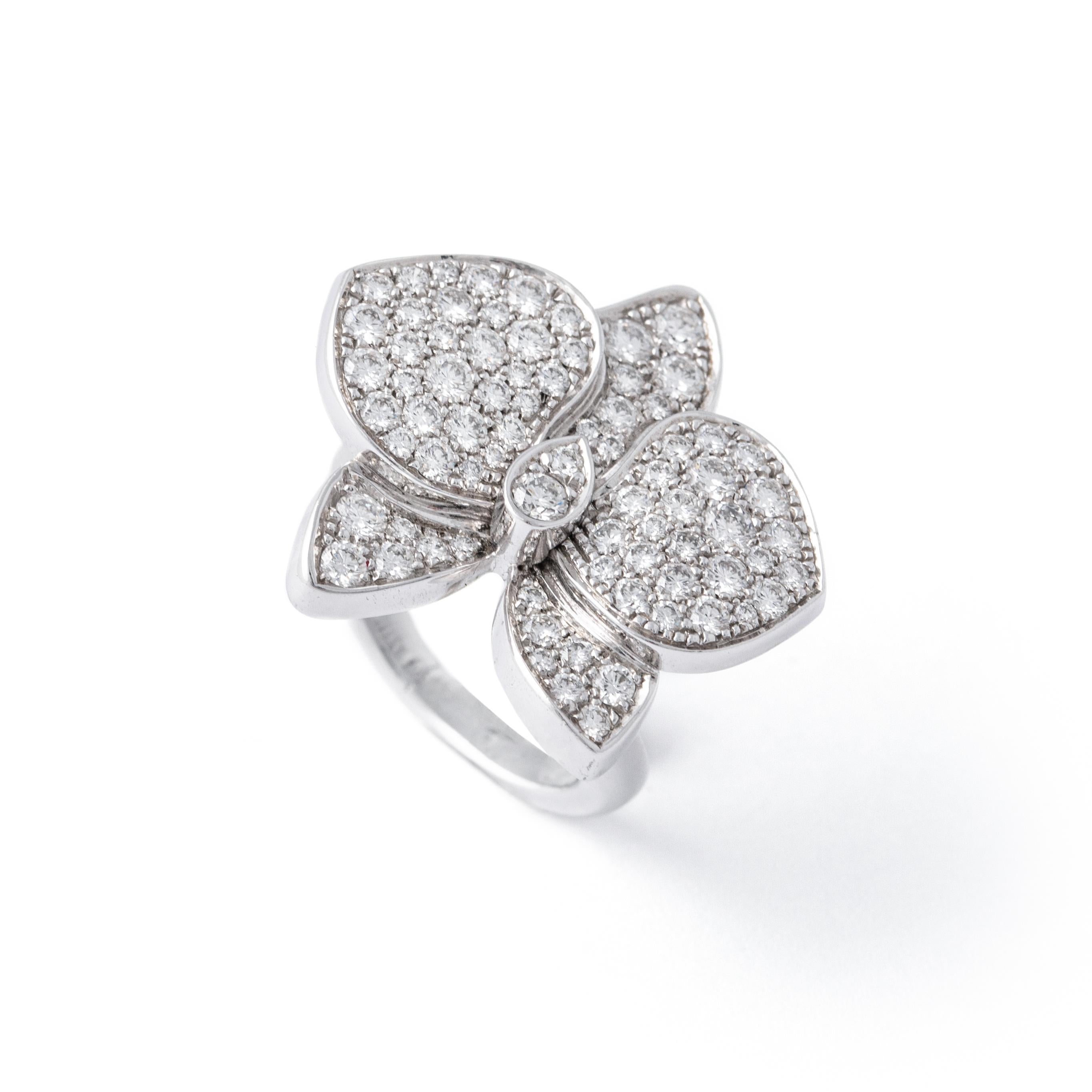 Bague Cartier Orchidée diamant et or blanc 18K. 
Signé Cartier, numéroté et marqué.
Avec la boîte d'origine.

Dimensions Orchidée : environ 2,30 centimètres x 2,30 centimètres.

Taille de la bague : 51 / 5.75 US.
