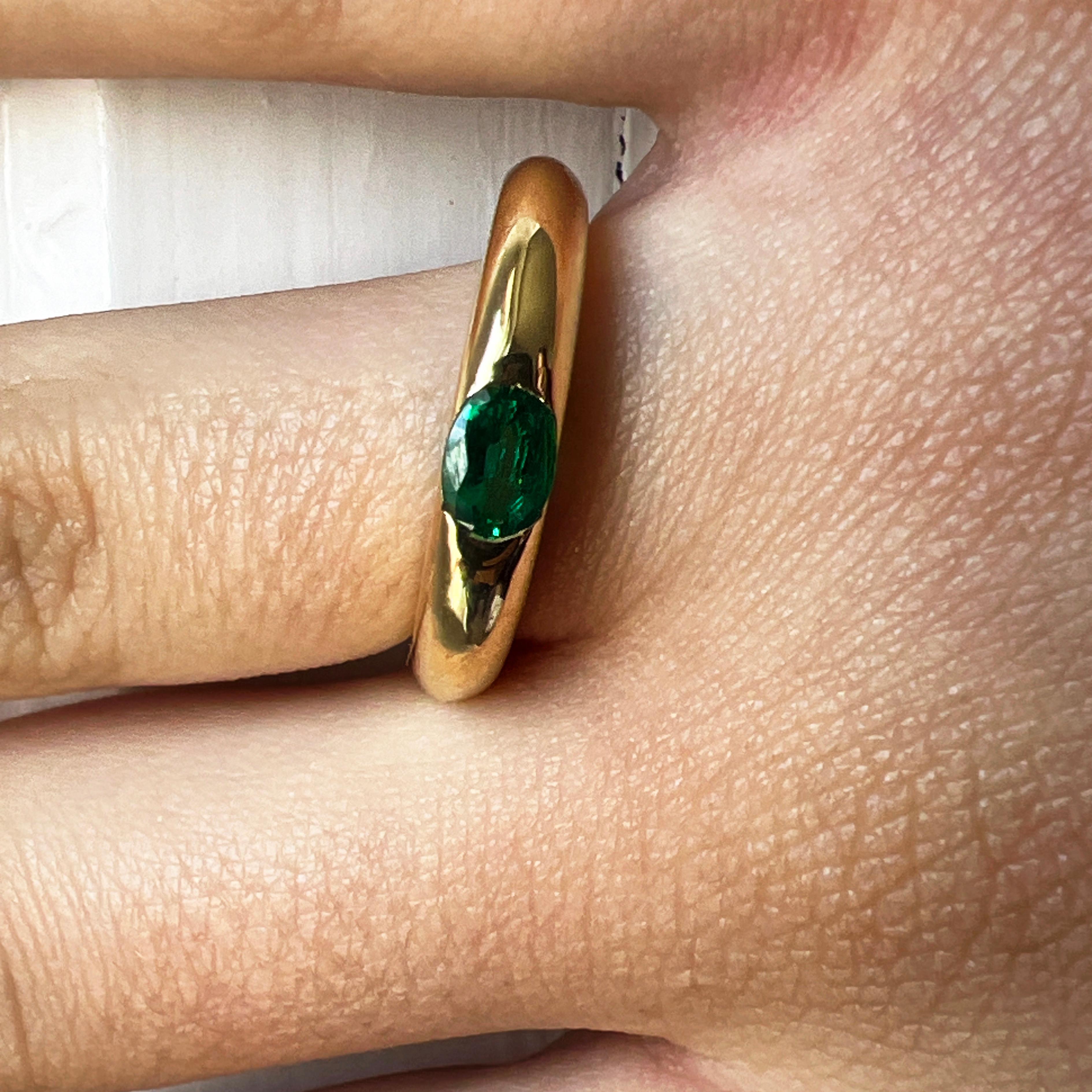 Cartier Original 1992 Oval Emerald 18 Karat Yellow Gold Ellipse Ring For Sale 4