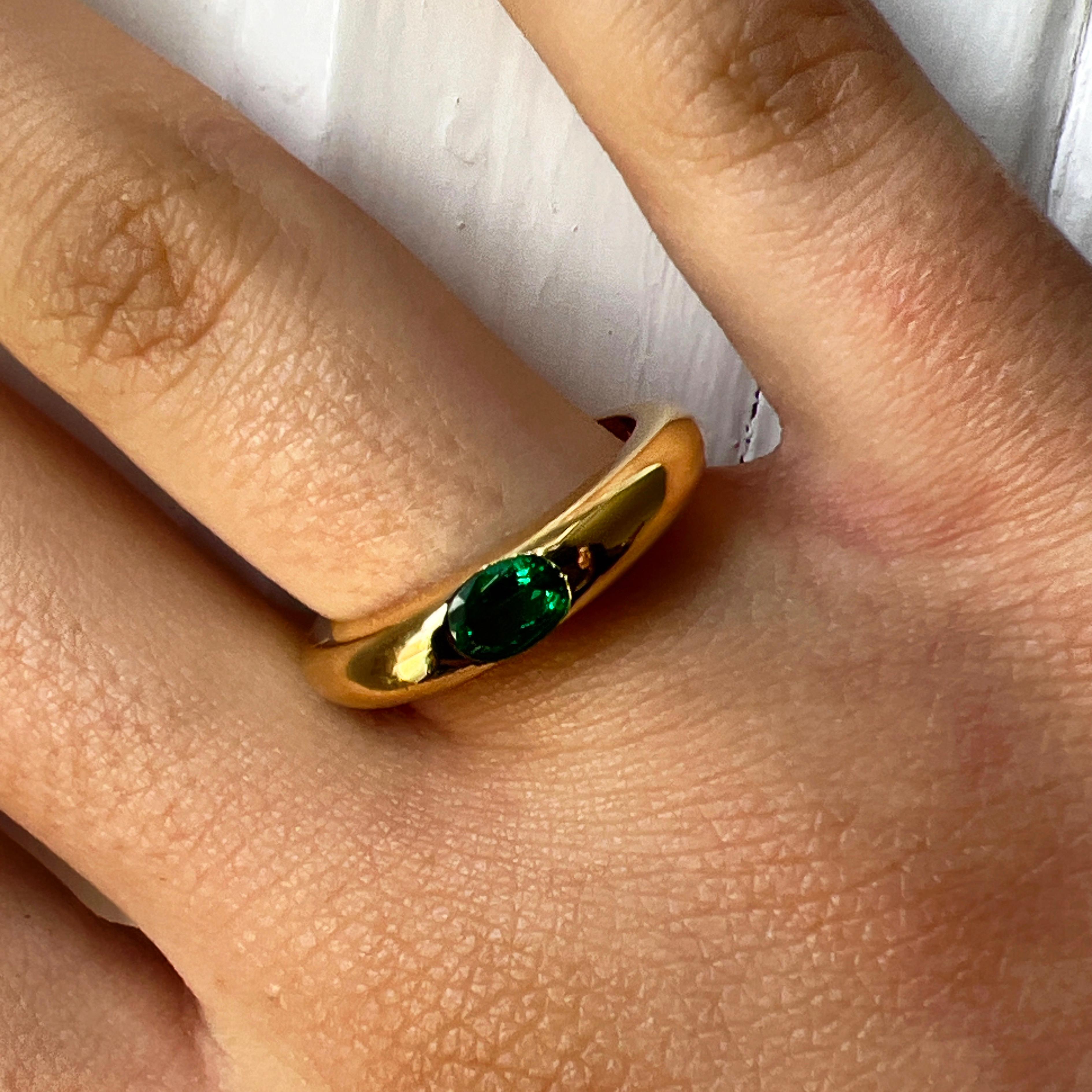Cartier Original 1992 Oval Emerald 18 Karat Yellow Gold Ellipse Ring For Sale 4