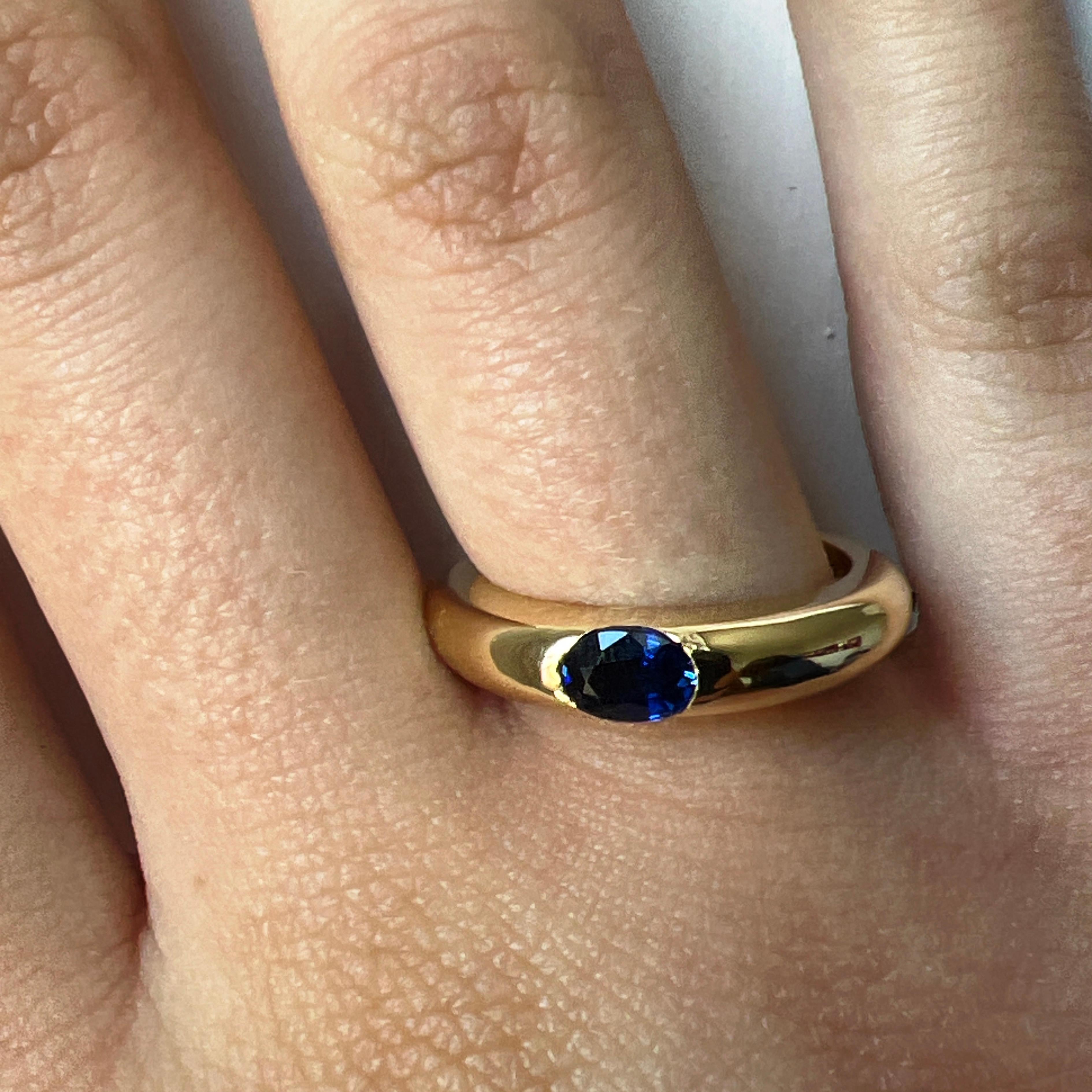 Cartier Original 1992 Oval Royal Blue Sapphire 18 Karat Yellow Gold Ellipse Ring For Sale 4