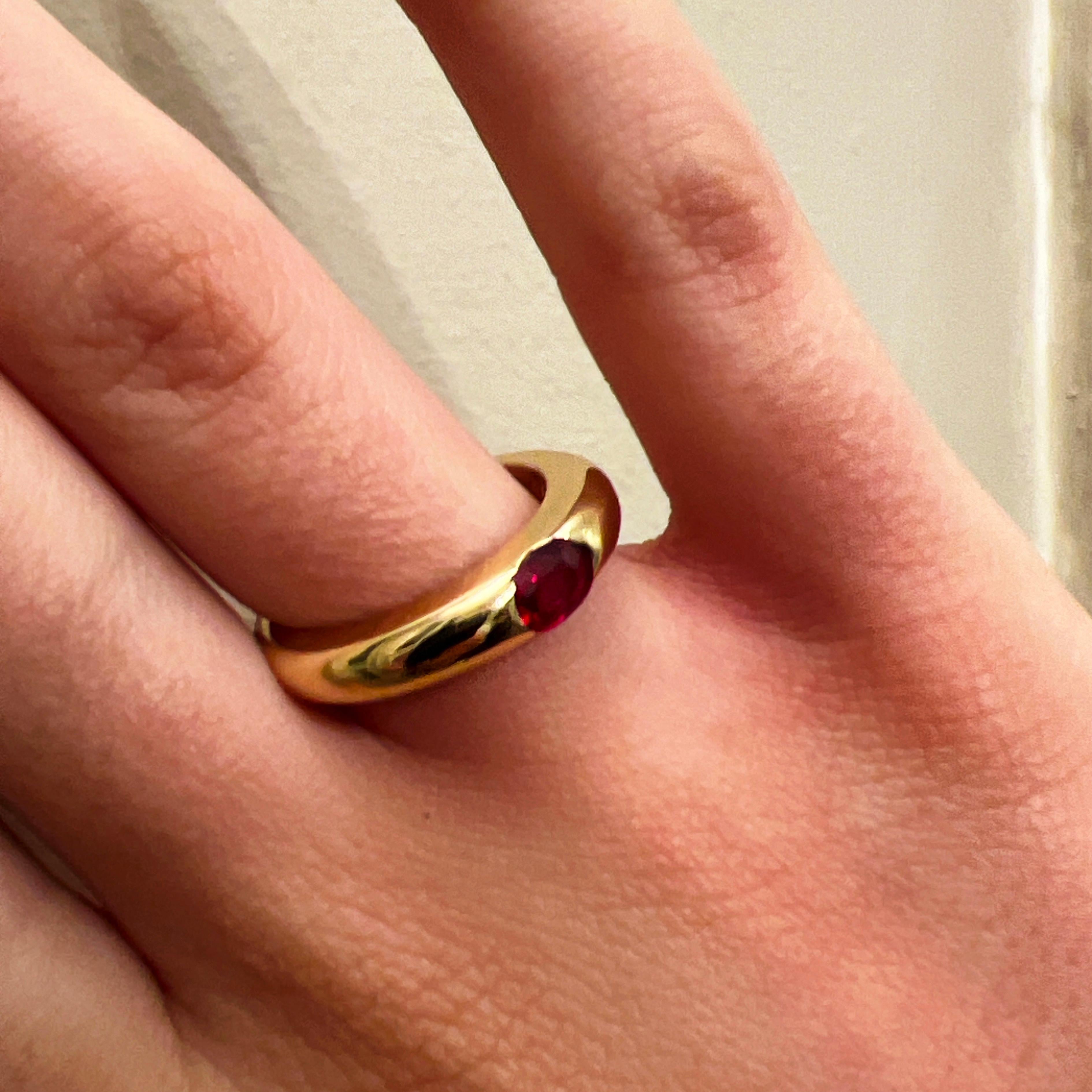 Cartier Original 1992 Oval Ruby 18 Karat Yellow Gold Ellipse Ring For Sale 2