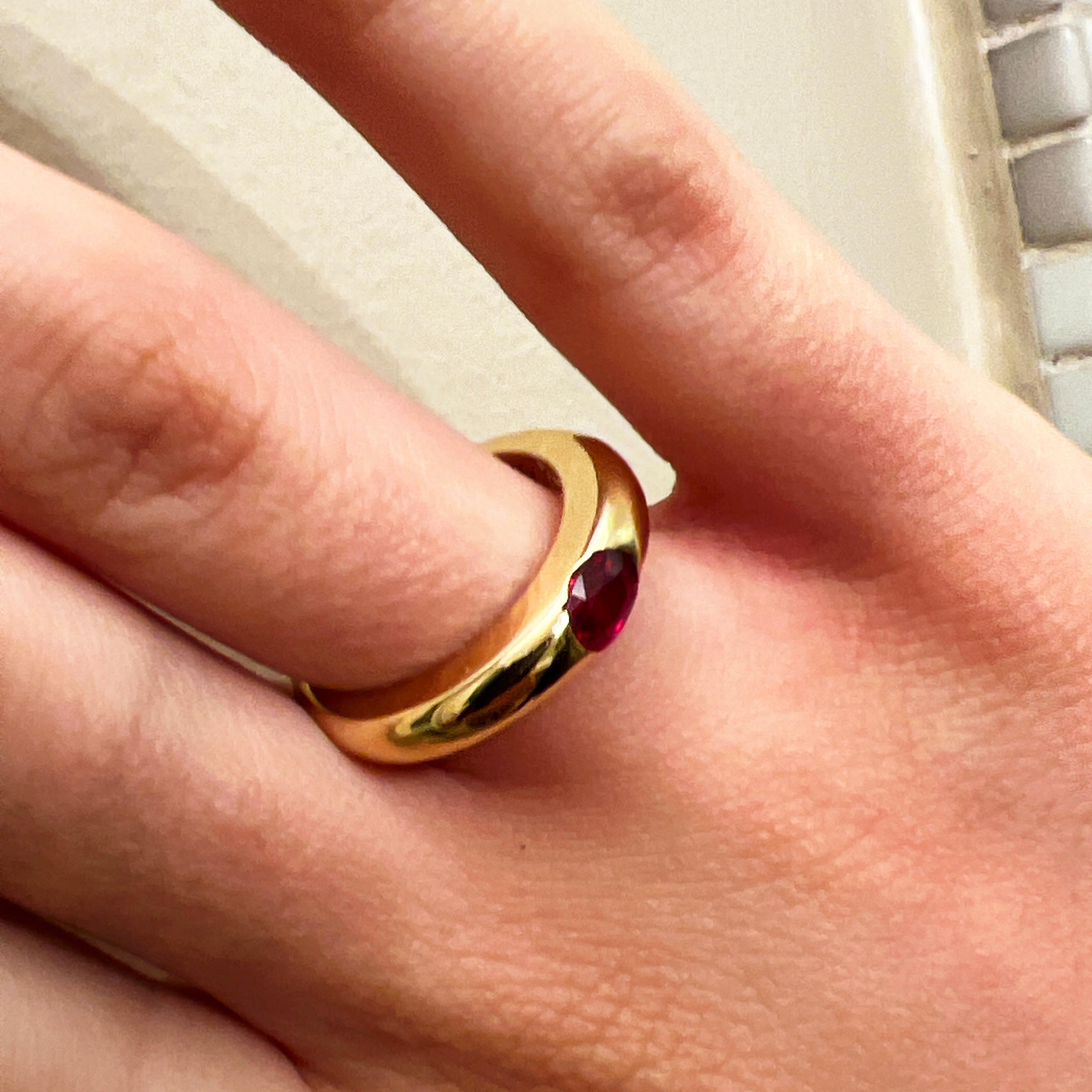 Cartier Original 1992 Anillo Elipse de Rubí Ovalado de Oro Amarillo de 18 Kilates 4