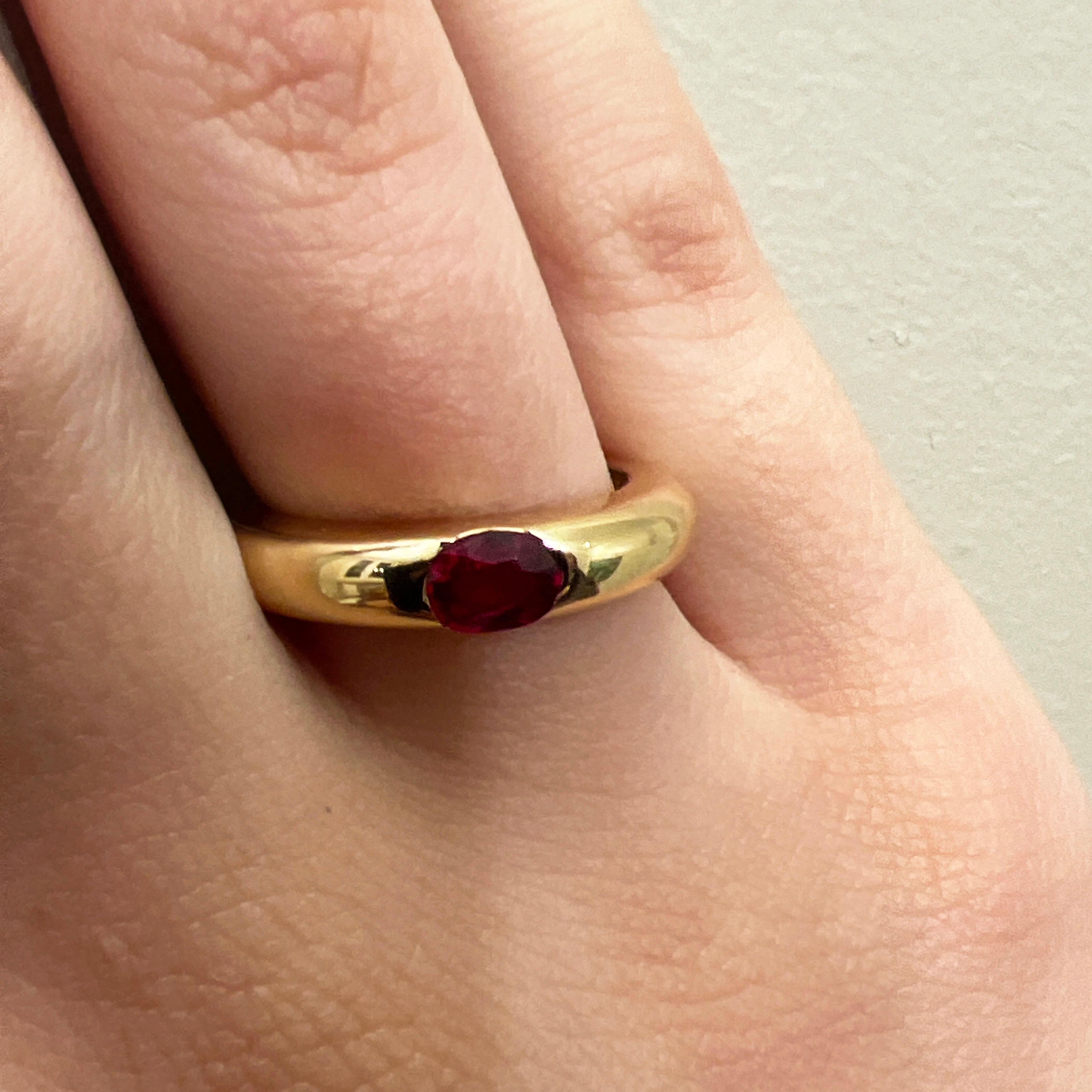 Cartier Original 1992 Oval Ruby 18 Karat Yellow Gold Ellipse Ring For Sale 4