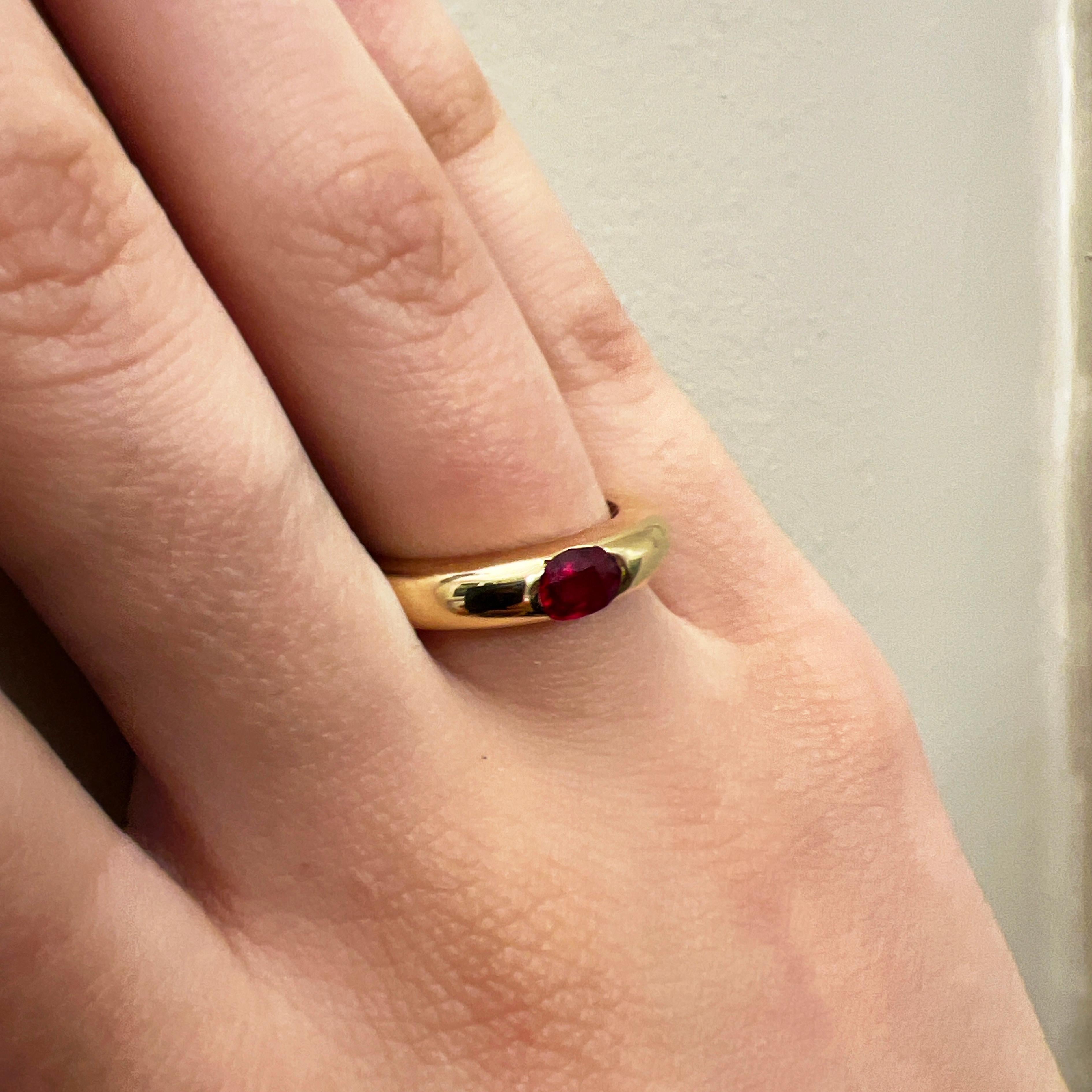 Cartier Original 1992 Anillo Elipse de Rubí Ovalado de Oro Amarillo de 18 Kilates 6