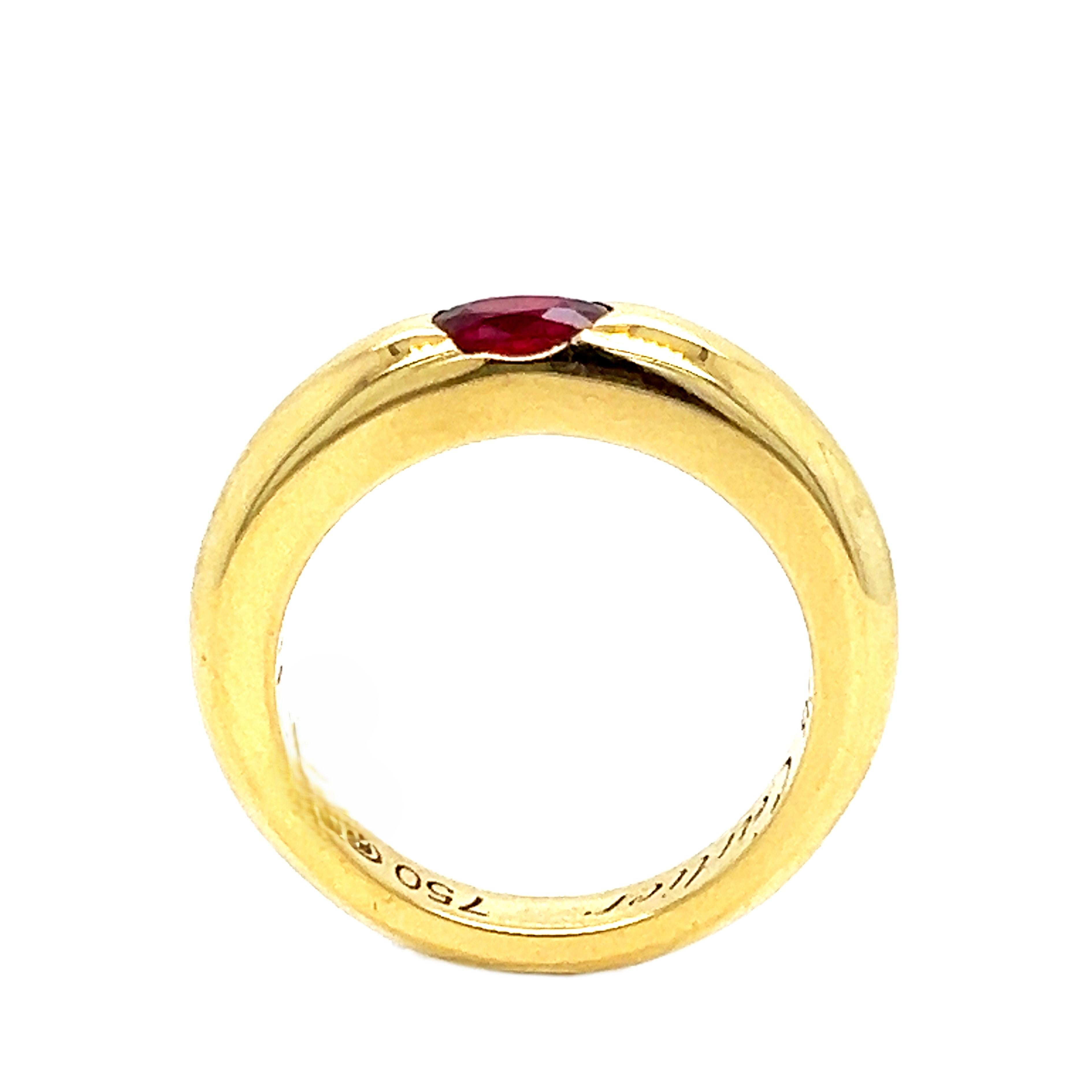 Original 1992, anillo Cartier Rubí Rojo Ovalado Oro Amarillo 18Kt icónico Elipse, talla francesa 54, talla americana 6 3/4.
Un precioso rubí rojo ovalado Cartier de 0,60 quilates de la mejor calidad en un sencillo anillo de oro amarillo de 18