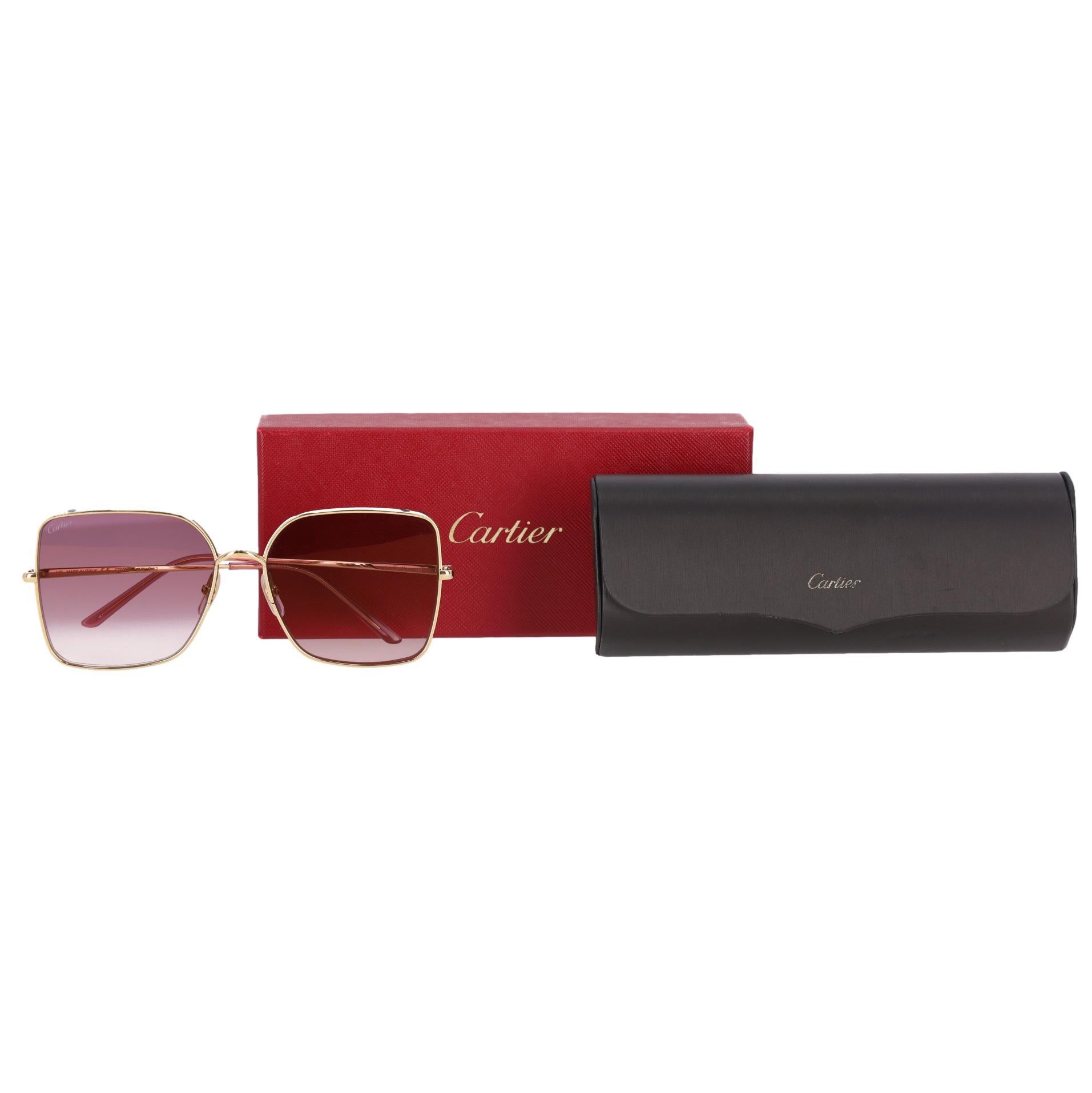 Occhiali da sole oversize di Cartier con montatura a macchie di pantera 

Occhiali da sole con montatura quadrata in oro e macchie di pantera in smalto nero.

Caratterizzati da lenti sfumate rosa e dall'incisione 