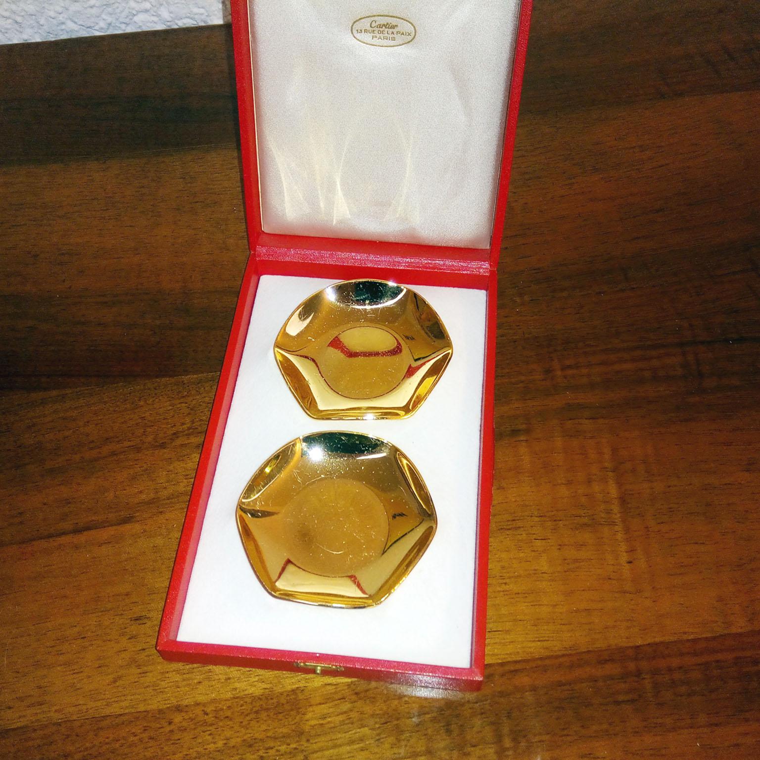 A nice pair of gold-plated small coupes by Cartier, in their original box.
Excellent for jewelries, sweets or any other small items.
Dimensions: 
Box 20 x 13 x 3.2 cm (7.87 x 5.11 x 1.25 in.)
Coupe diameter 8.5 cm (3.34 in.), High 1.5 cm (0.6