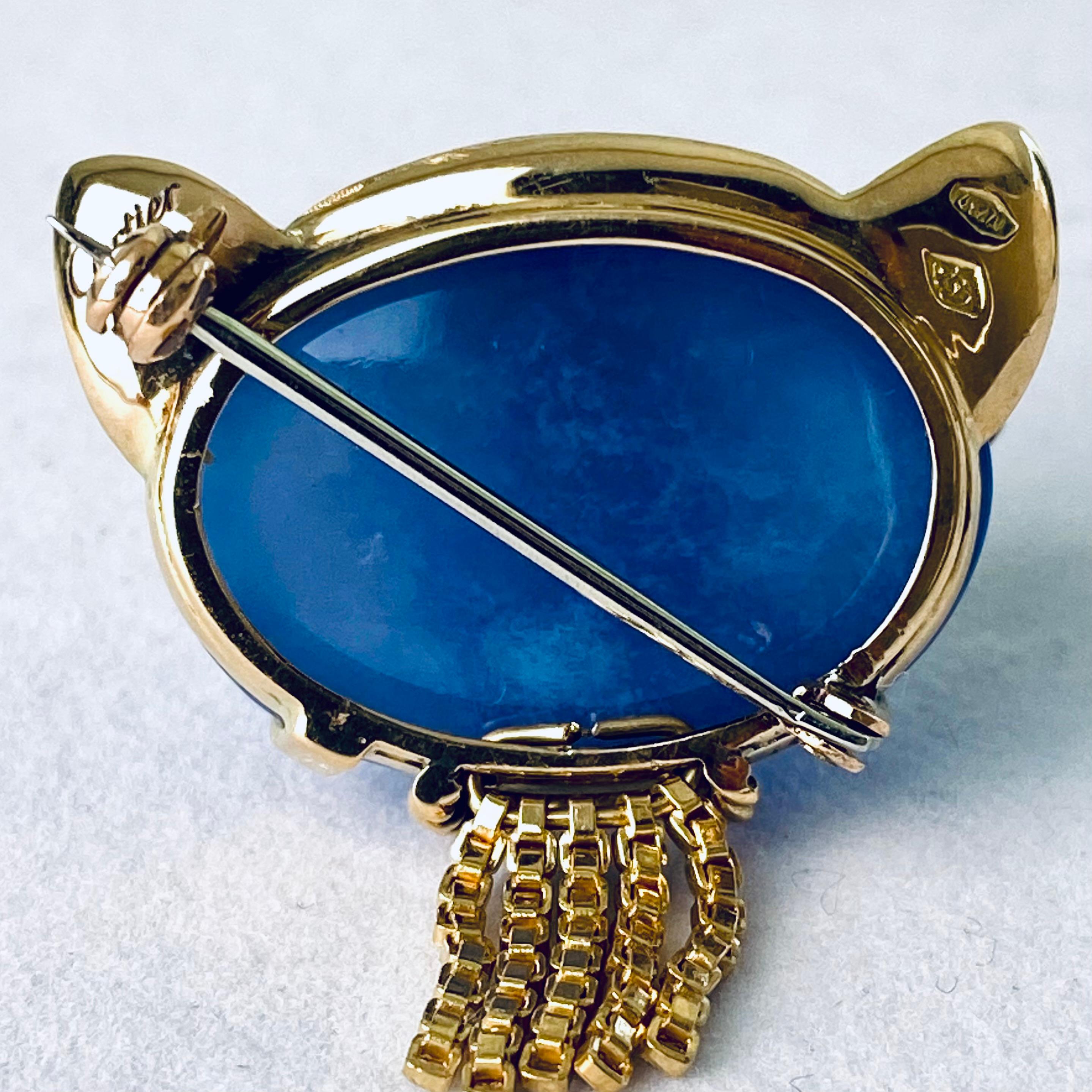 Round Cut Cartier Paisley Moonstone Emerald 18 Karat Yellow Gold Cat Brooch 1.25 Inch Wide For Sale
