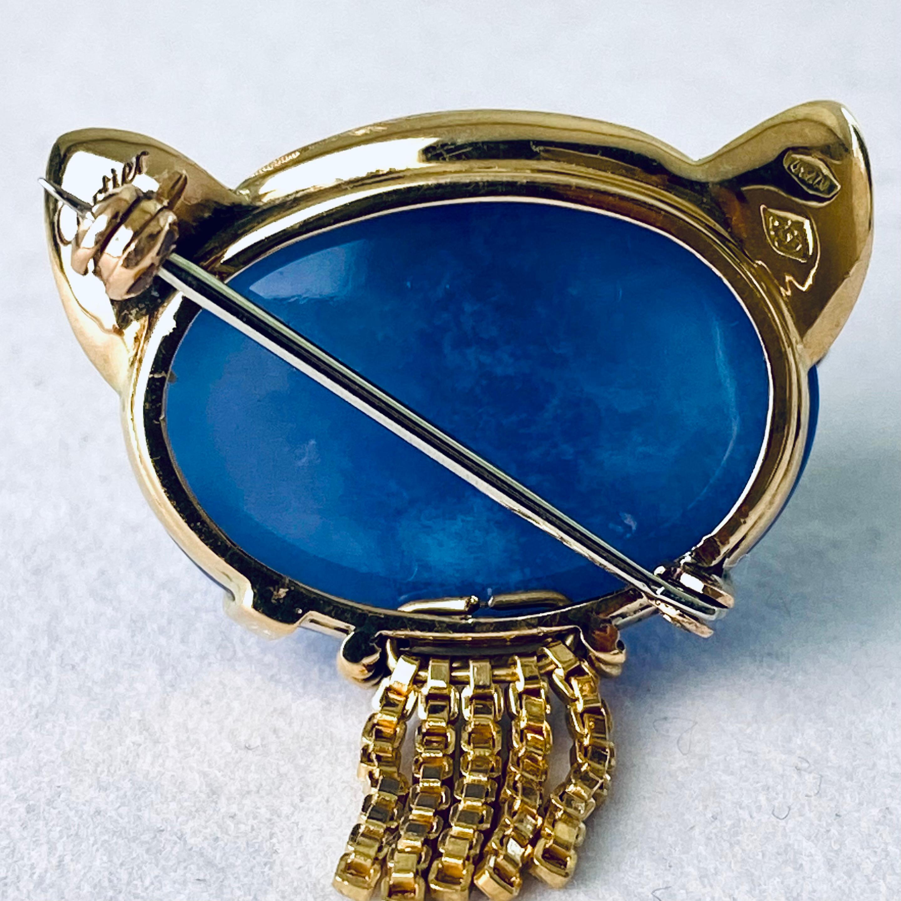 Taille ronde Cartier Broche chat en or jaune 18 carats avec pierres de lune et émeraudes de 1,25 pouce de large en vente