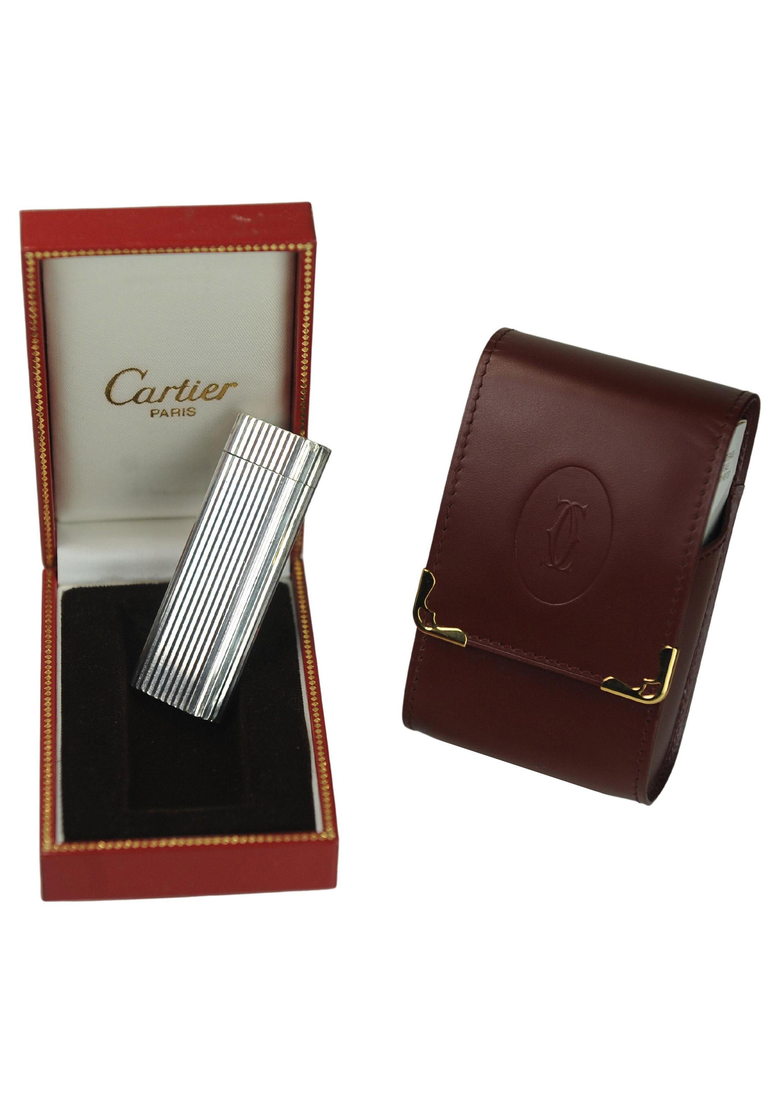 Accendisigari Cartier Palladium Briquet con custodia in pelle Cartier Servito con garanzia originale

Circa anni '80, Made in Paris, Francia.  

Marcato Cartier Paris alla base dell'accendino 

Completo di accendino originale di Cartier in pelle