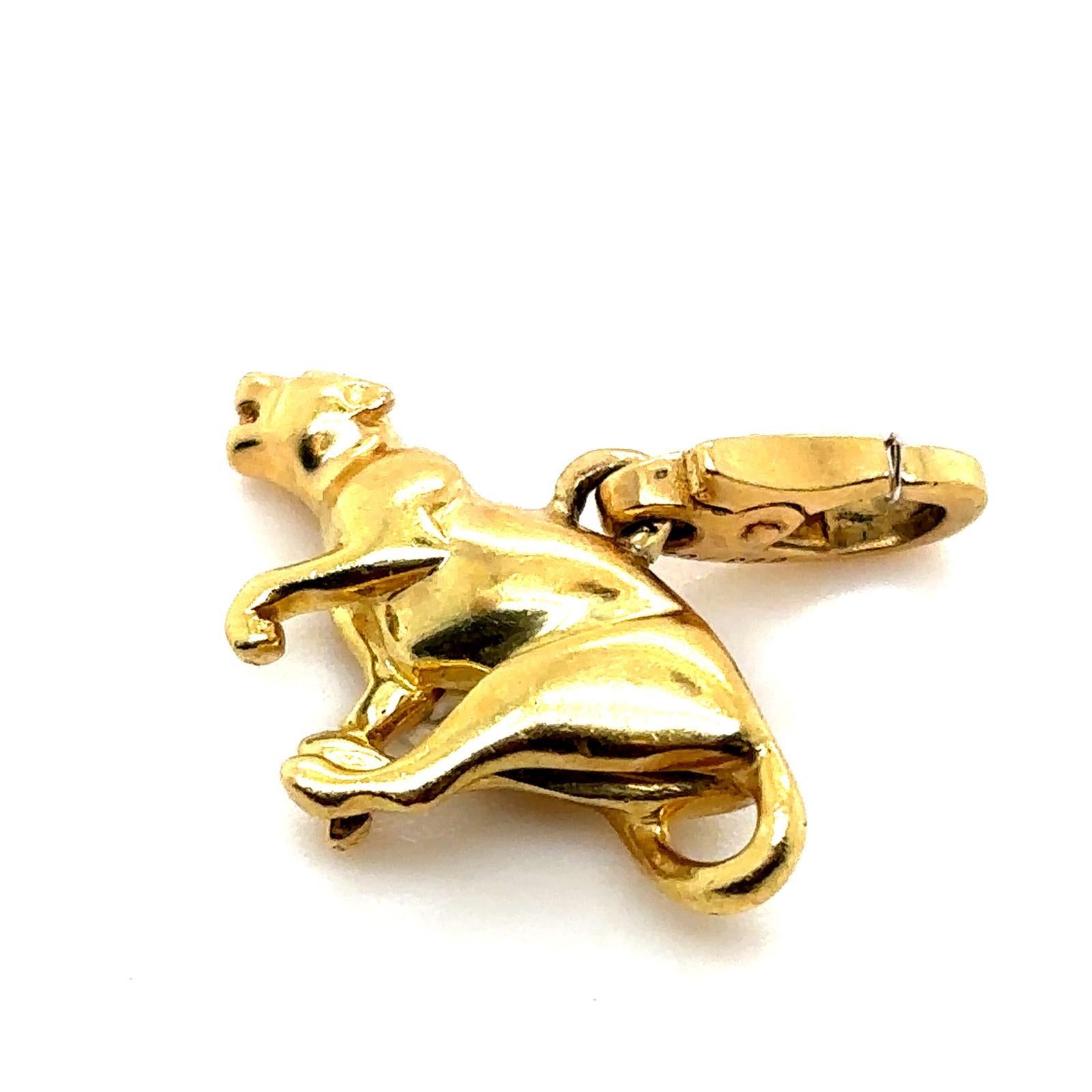 Rétro Charm en or jaune 18 carats de la Panthère de Cartier en vente
