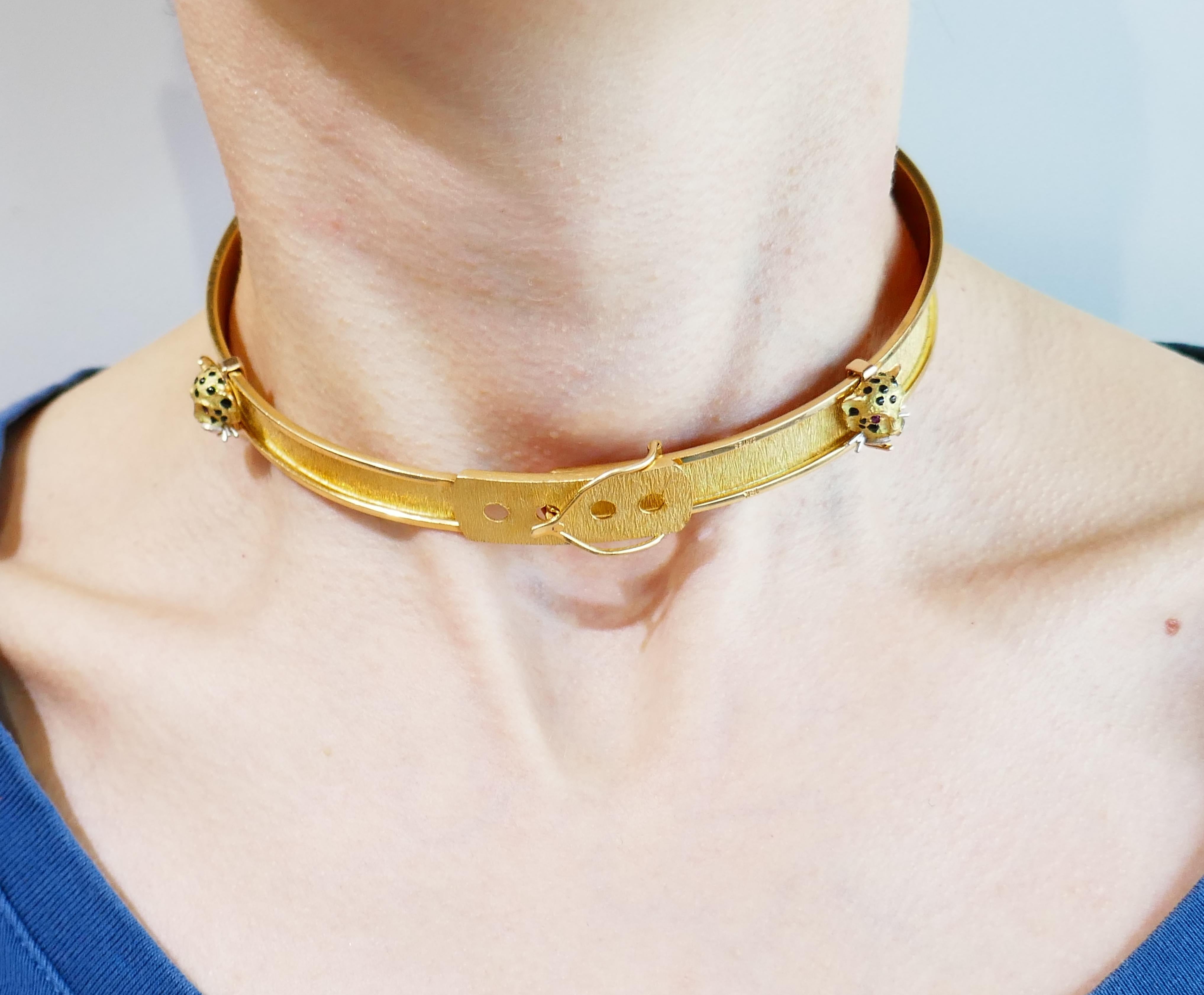 Cute and fun choker necklace created by Cartier in the 1970s. Chic and wearable, the necklace is a great addition to your jewelry collection.
The necklace is made of 18k yellow gold and features two sliding panther heads on the sides of a stylized