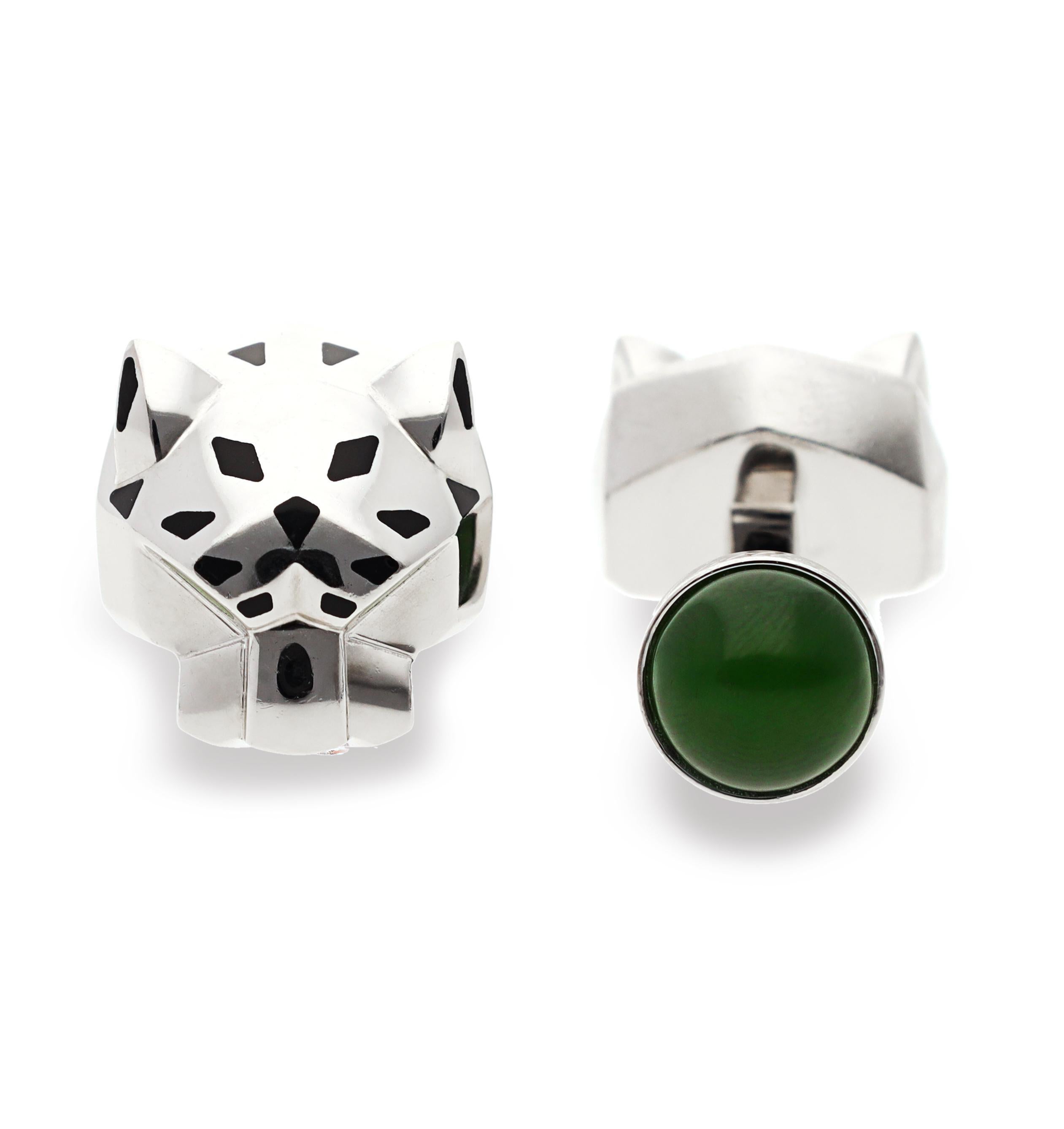 Teste di pantera in argento sterling e palladio con accenti di smalto nero e verde.
Ritorno a sfera fisso con castone incastonato di giadeite verde.

Dimensioni approssimative - 16 mm x 11 mm
Firmato - CARTIER MADE IN FRANCE