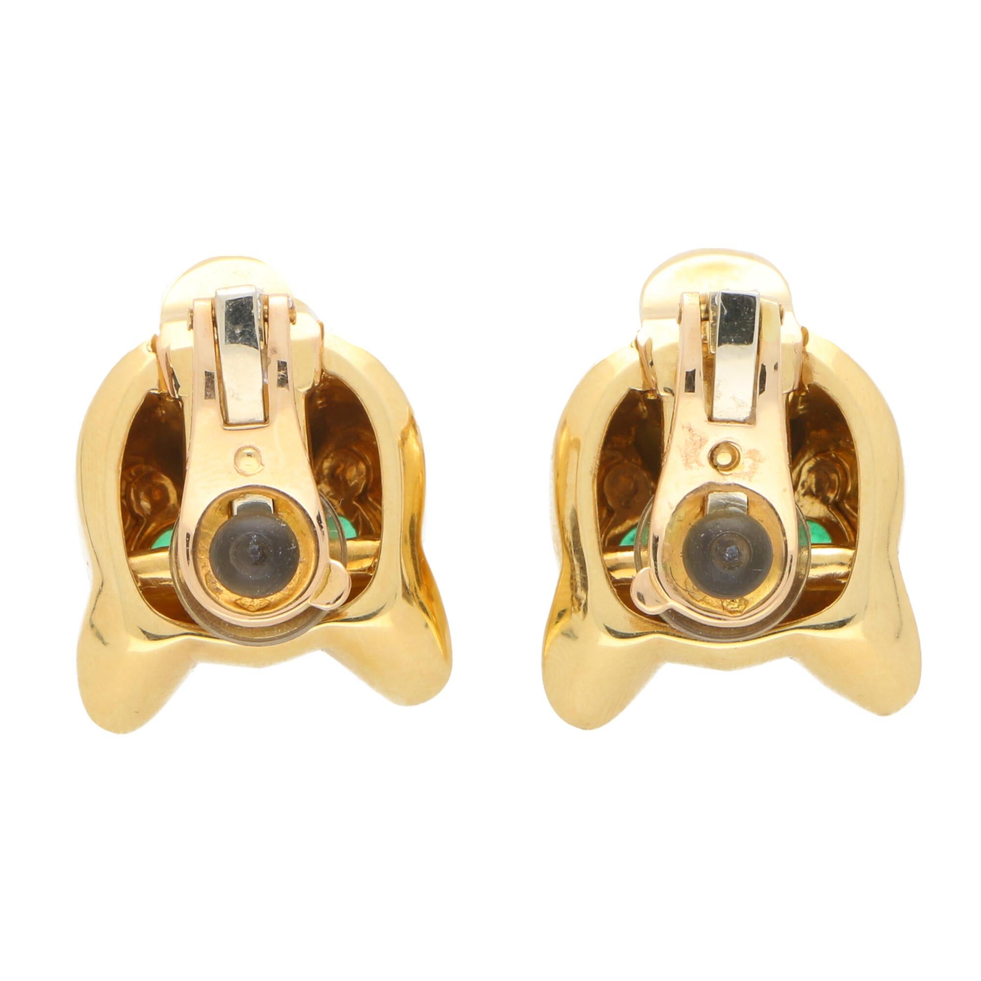 Cartier Ohrringe aus 18 Karat Gelbgold mit Pantherkopf und Smaragd und Onyx (Tropfenschliff)
