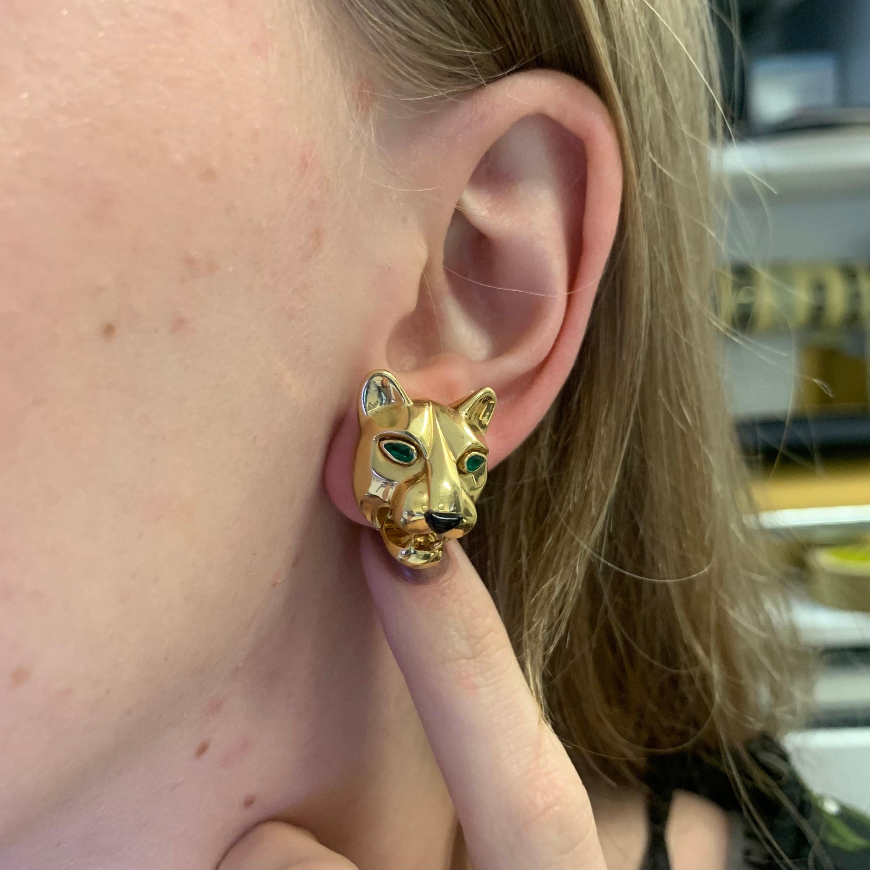 Cartier Ohrringe aus 18 Karat Gelbgold mit Pantherkopf und Smaragd und Onyx im Zustand „Gut“ in London, GB