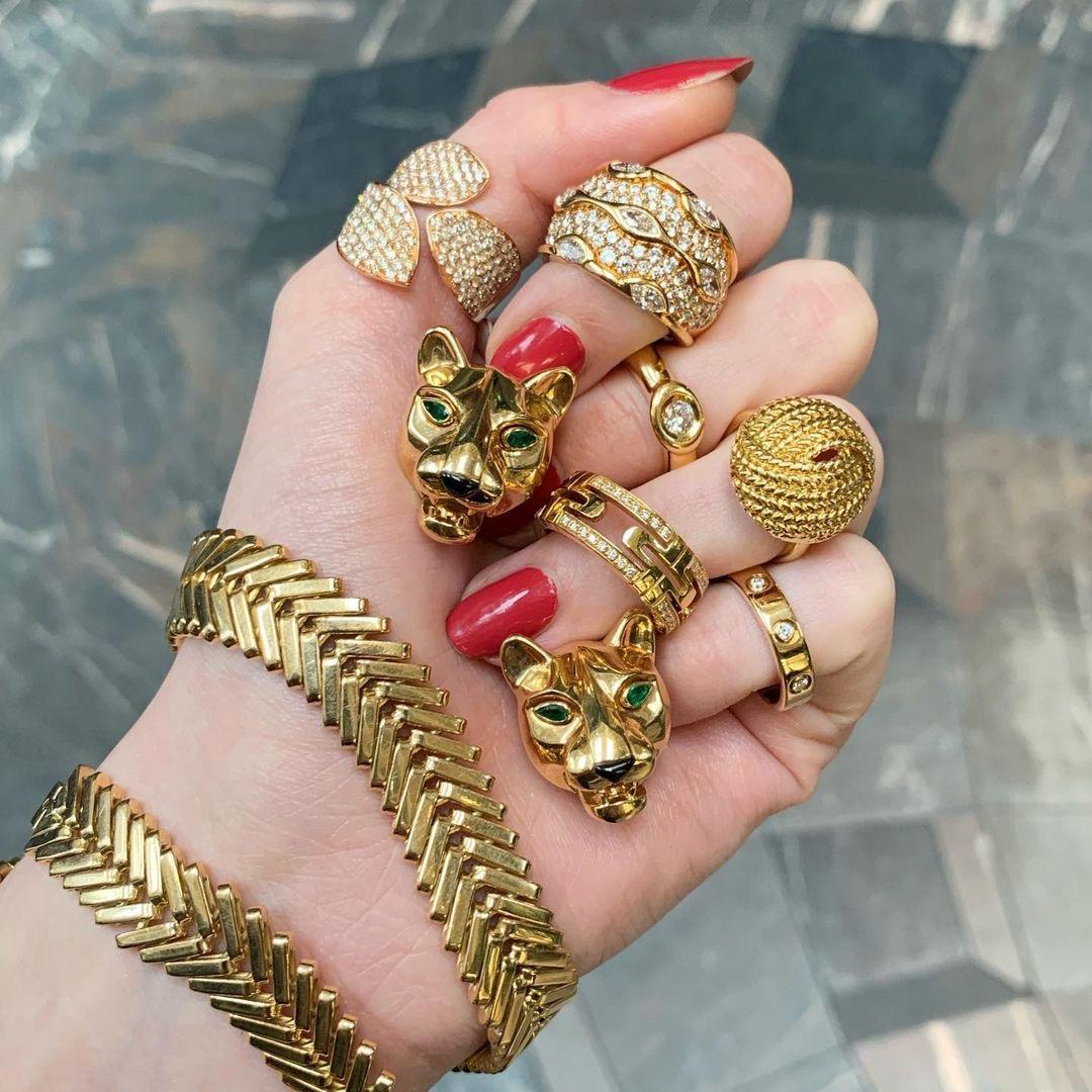 Cartier Ohrringe aus 18 Karat Gelbgold mit Pantherkopf und Smaragd und Onyx 1