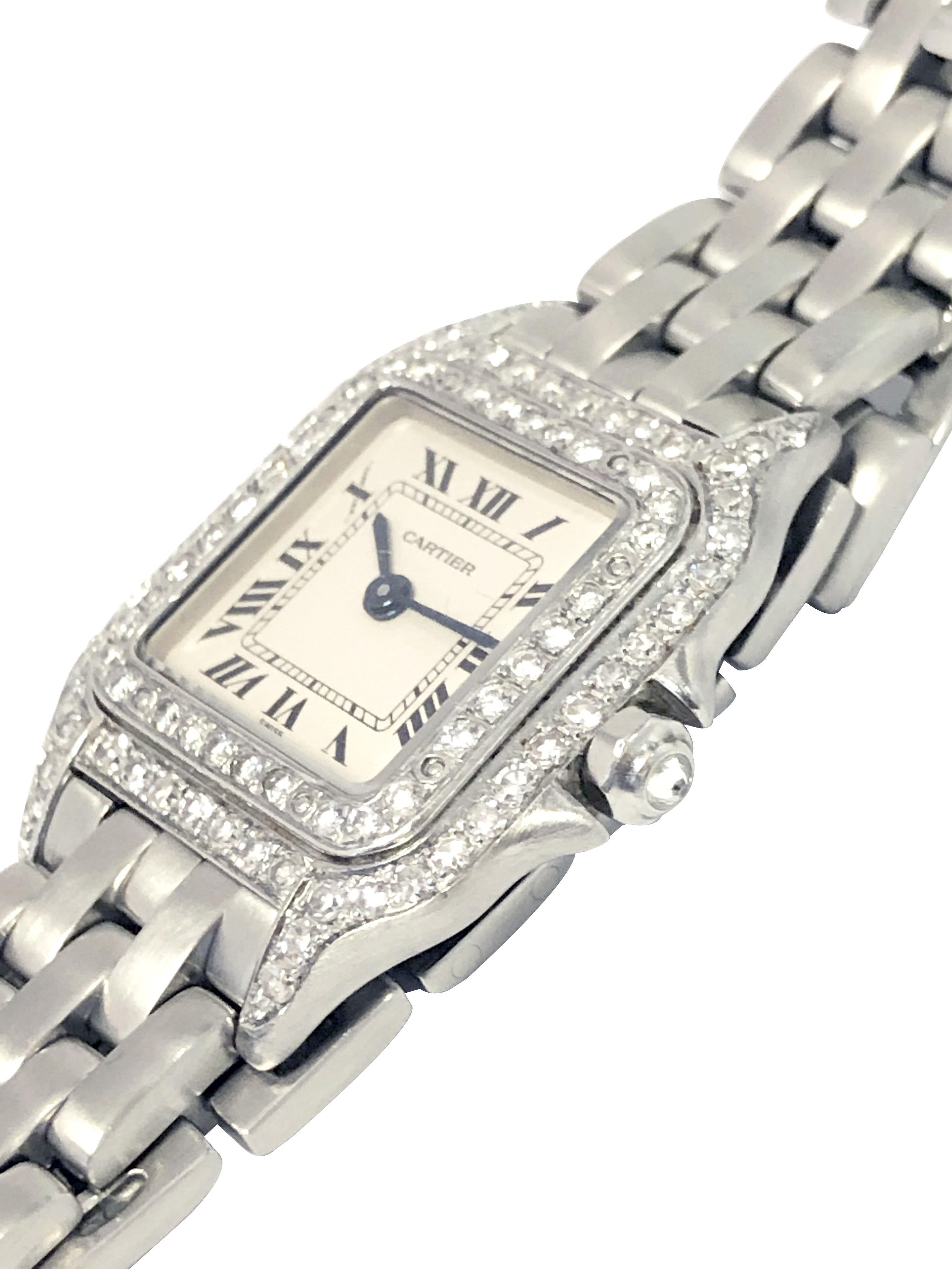 Circa 2000 Cartier Panther Collection Damen-Armbanduhr, 30 X 22 MM Edelstahl wasserdichtes Gehäuse, Quarzwerk, versilbertes Zifferblatt mit schwarzen römischen Ziffern. Nach der Fabrik gesetzt, zweireihige Diamanten, feine Qualität Einstellung der