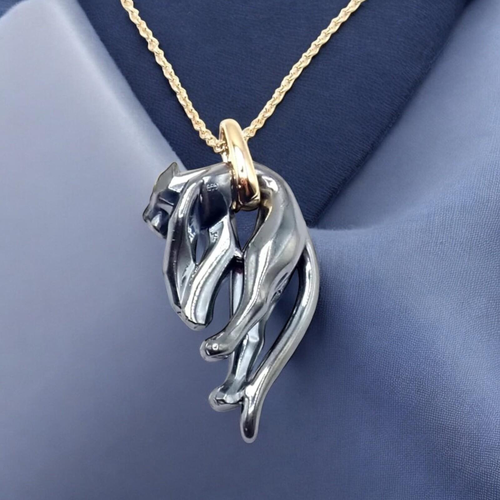 Collar de oro amarillo de 18 quilates y pentágono de pantera de plata 800 de Cartier. 
Este collar Panthère de Cartier presenta el icónico motivo de la pantera en radiante oro amarillo de 18 quilates y Silverium. 
Exuda fuerza y elegancia, y encarna