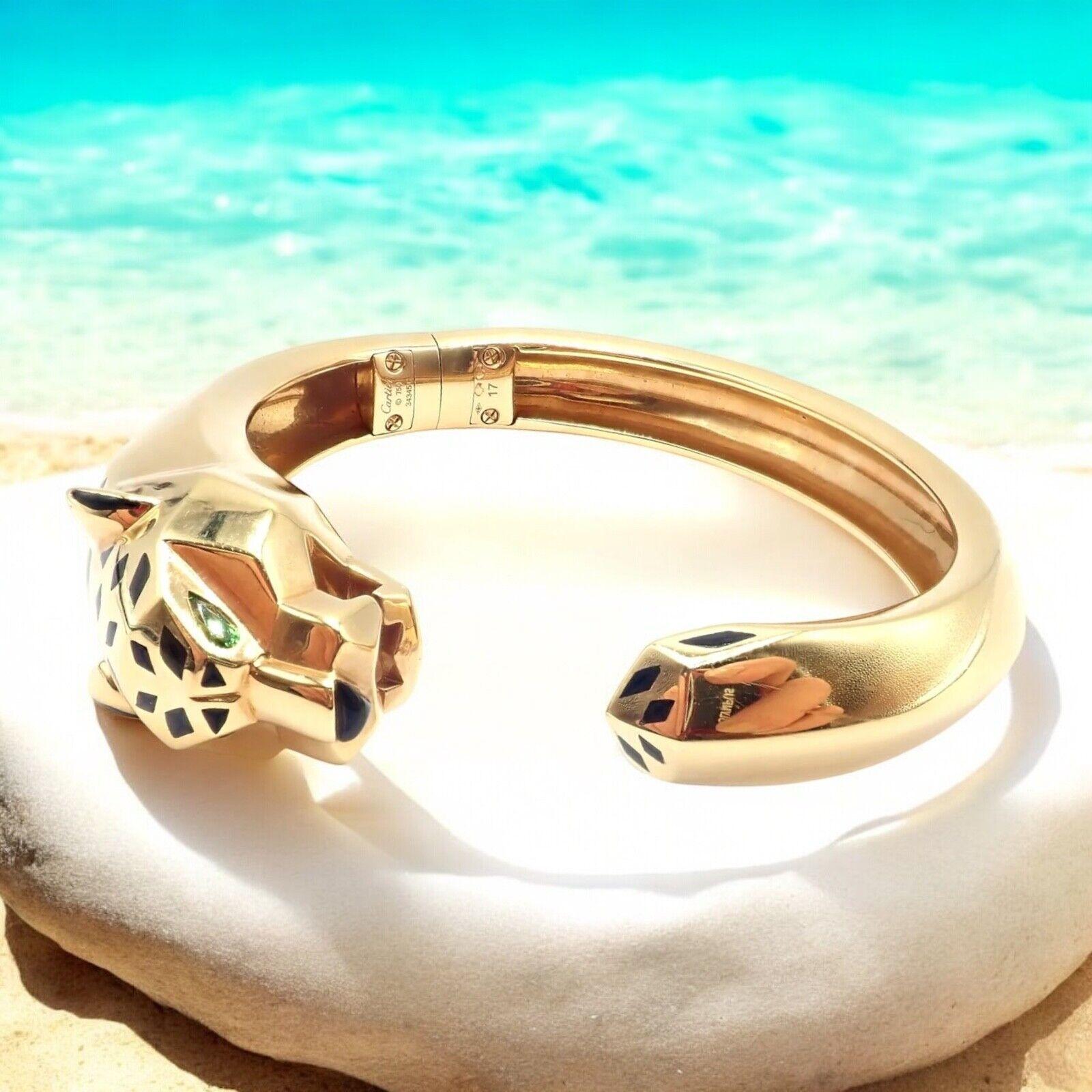 Or jaune 18k Panthère Tavorite Onyx  Bracelet Panthère de Cartier, taille 17.
Le bracelet Panthère de Cartier est une pièce luxueuse, réalisée en or jaune 18 carats. 
Ce bracelet de taille 17 présente le motif emblématique de la panthère, symbole
