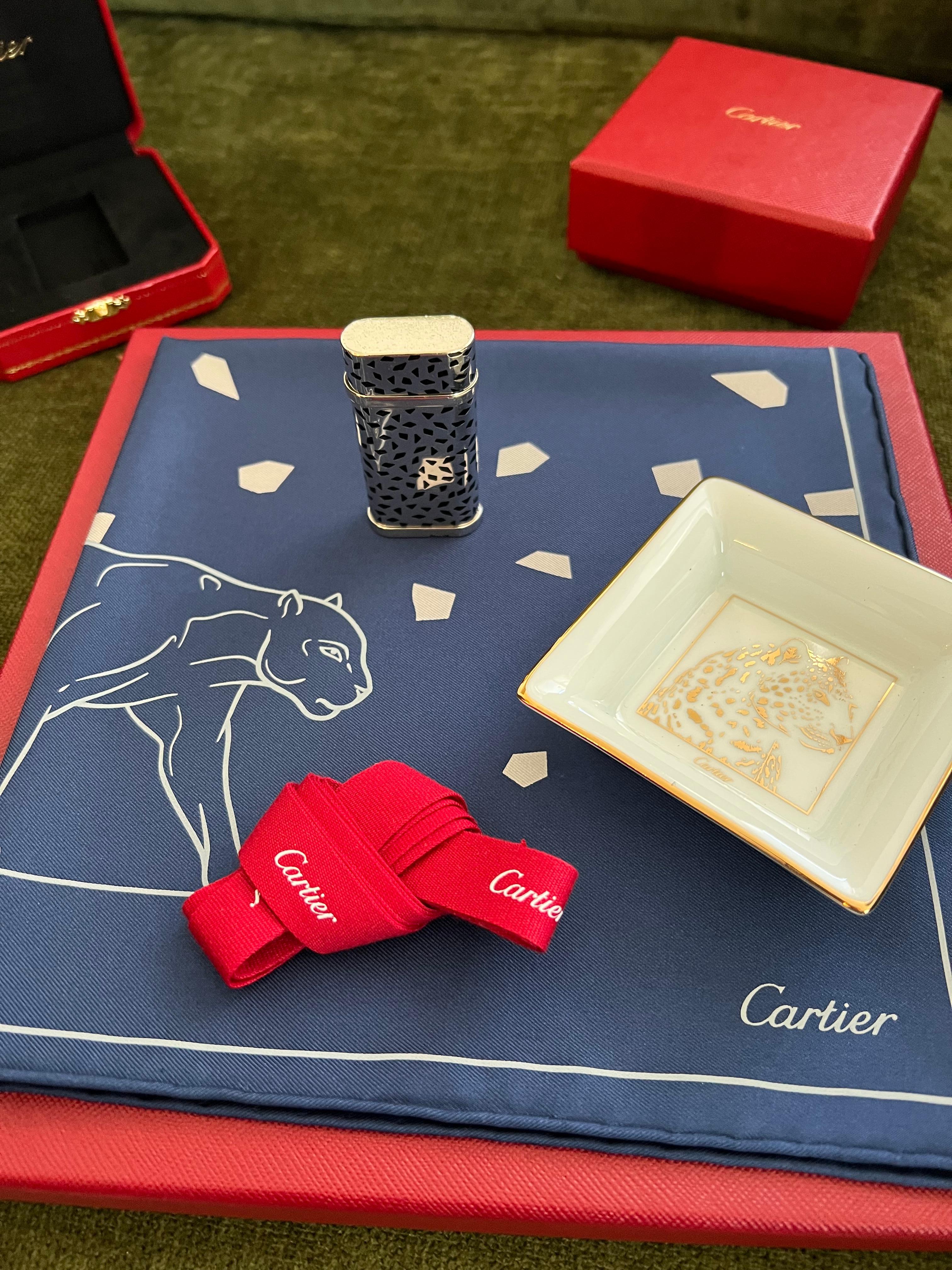 Artiste Cartier - Ensemble de briquet, cendrier et écharpe en soie Panthère  en vente