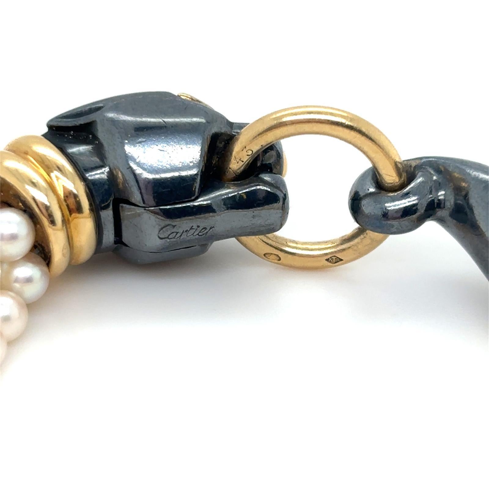 Bracciale Panthère di Cartier in oro giallo 18 carati e argento con smeraldo e perle, CIRCA 1990 della collezione Panthère di Cartier

Questo bracciale presenta l'iconica pantera di Cartier sotto forma di chiusura, realizzata in argento con accenti