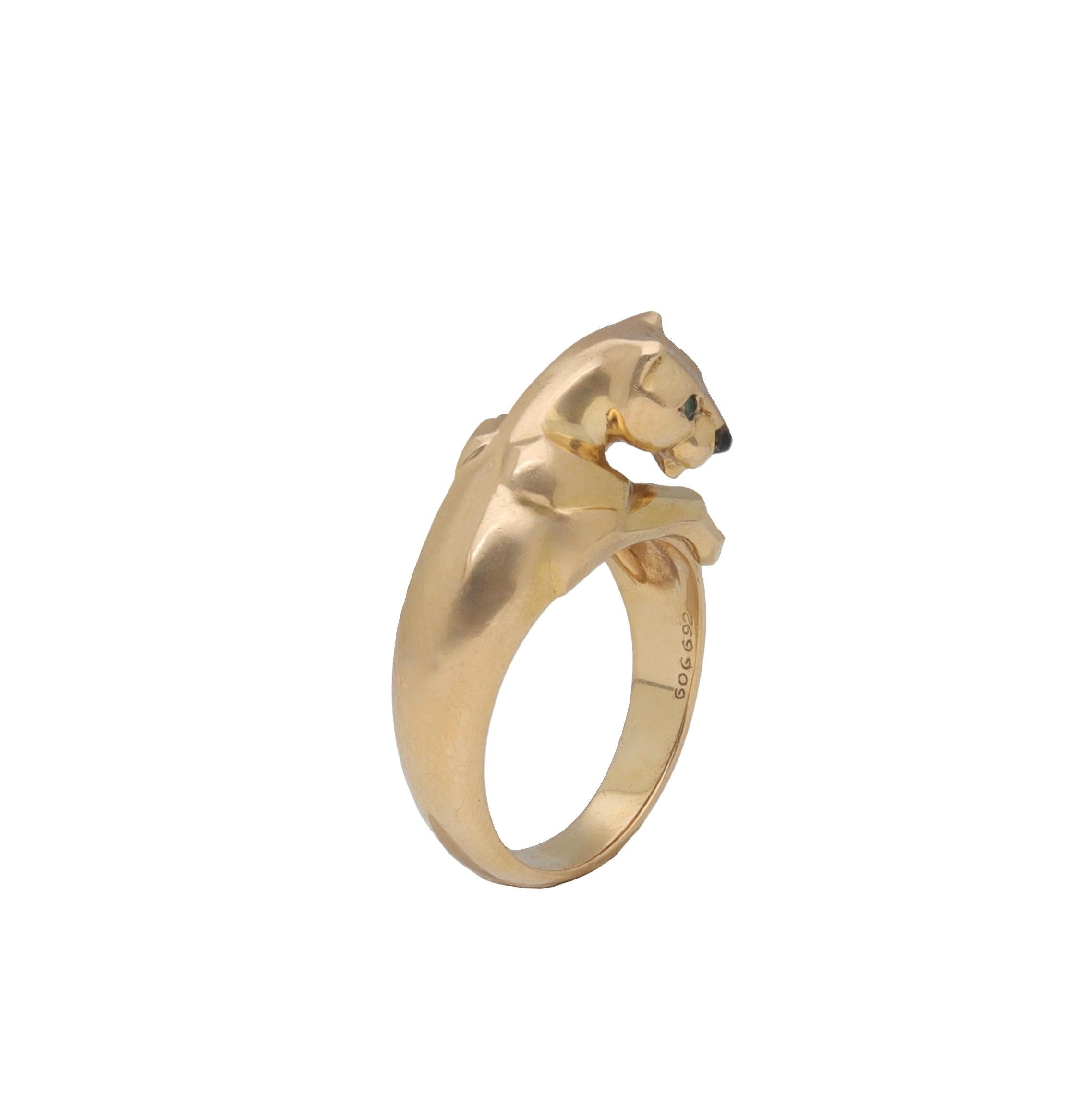 Bague en or jaune 18kt signée Cartier.
Cette bague iconique appartient à la collection Panthère de Cartier.
Les yeux de la panthère sont faits d'émeraudes, tandis que son nez est en onyx.

1990 ca.
Boîte d'origine.
L'anneau est
