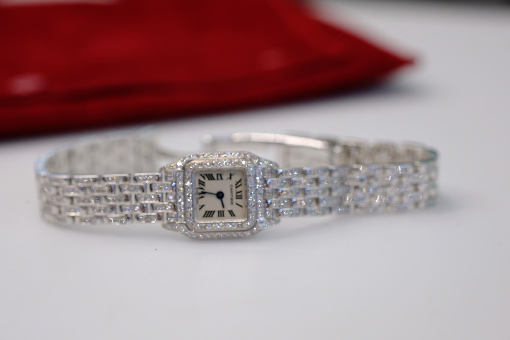 Cartier Montre Panthère Mini 2363 en or blanc 18 carats et diamants Excellent état - En vente à New York, NY